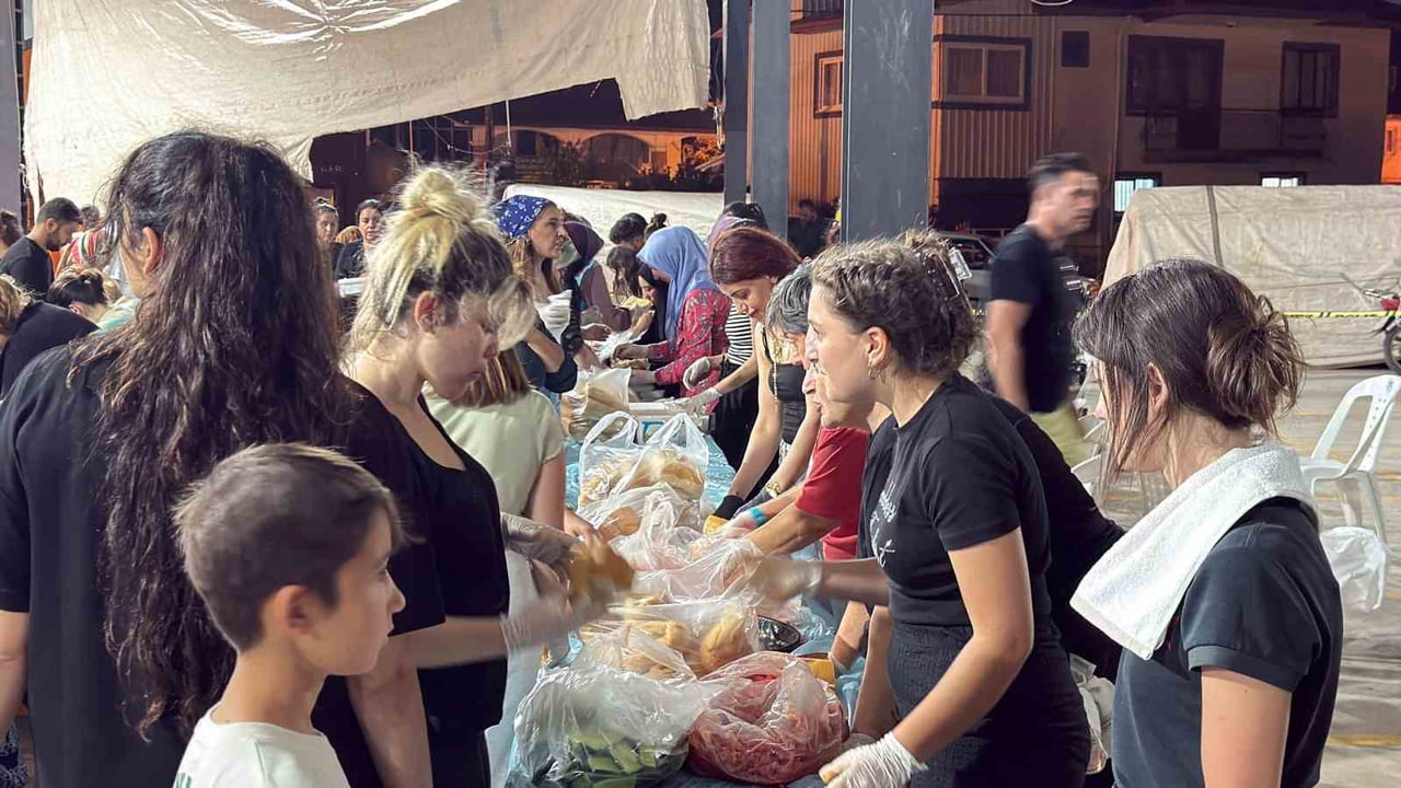 MUĞLA'NIN SEYDİKEMER İLÇESİNDE SABAH SAATLERİNDE BAŞLAYAN VE RÜZGARIN ETKİSİYLE BÜYÜYEN ORMAN...