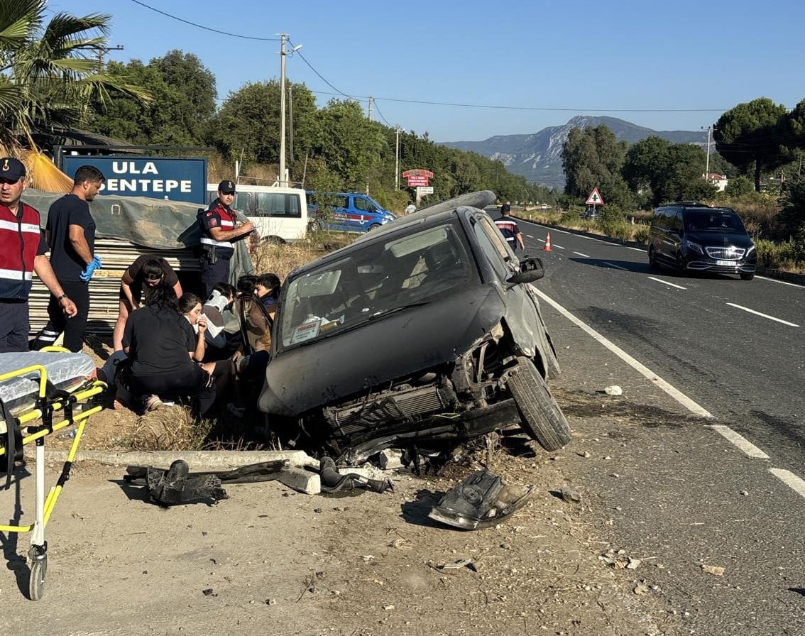 MUĞLA'NIN ULA İLÇESİNDE MERCEDES VİTO MARKA HAFİF TİCARİ ARACIN KARIŞTIĞI TEK TARAFLI TRAFİK...
