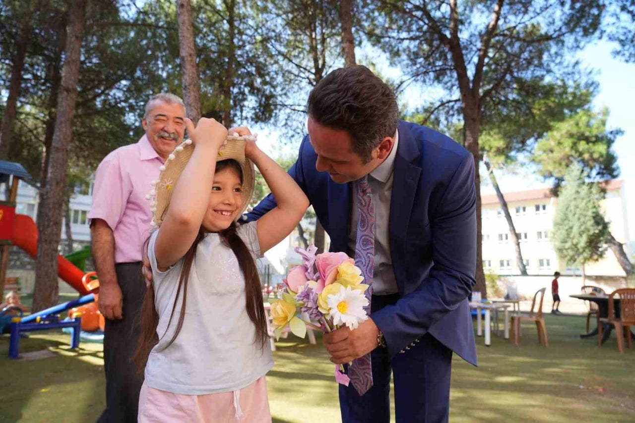 MUĞLA İL MİLLİ EĞİTİM MÜDÜRÜ ÇAY HAFTANIN İLK GÜNÜNDE MİNİK YÜREKLERLE BULUŞTU