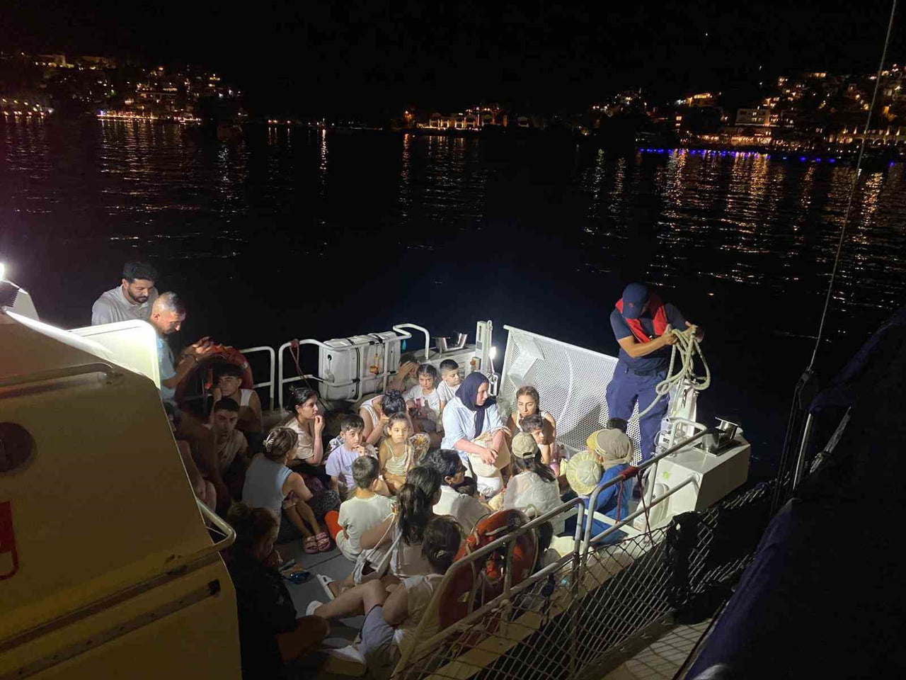 MUĞLA’NIN BODRUM İLÇESİ AÇIKLARINDA 15’İ ÇOCUK 40 DÜZENSİZ GÖÇMEN YAKALANDI.