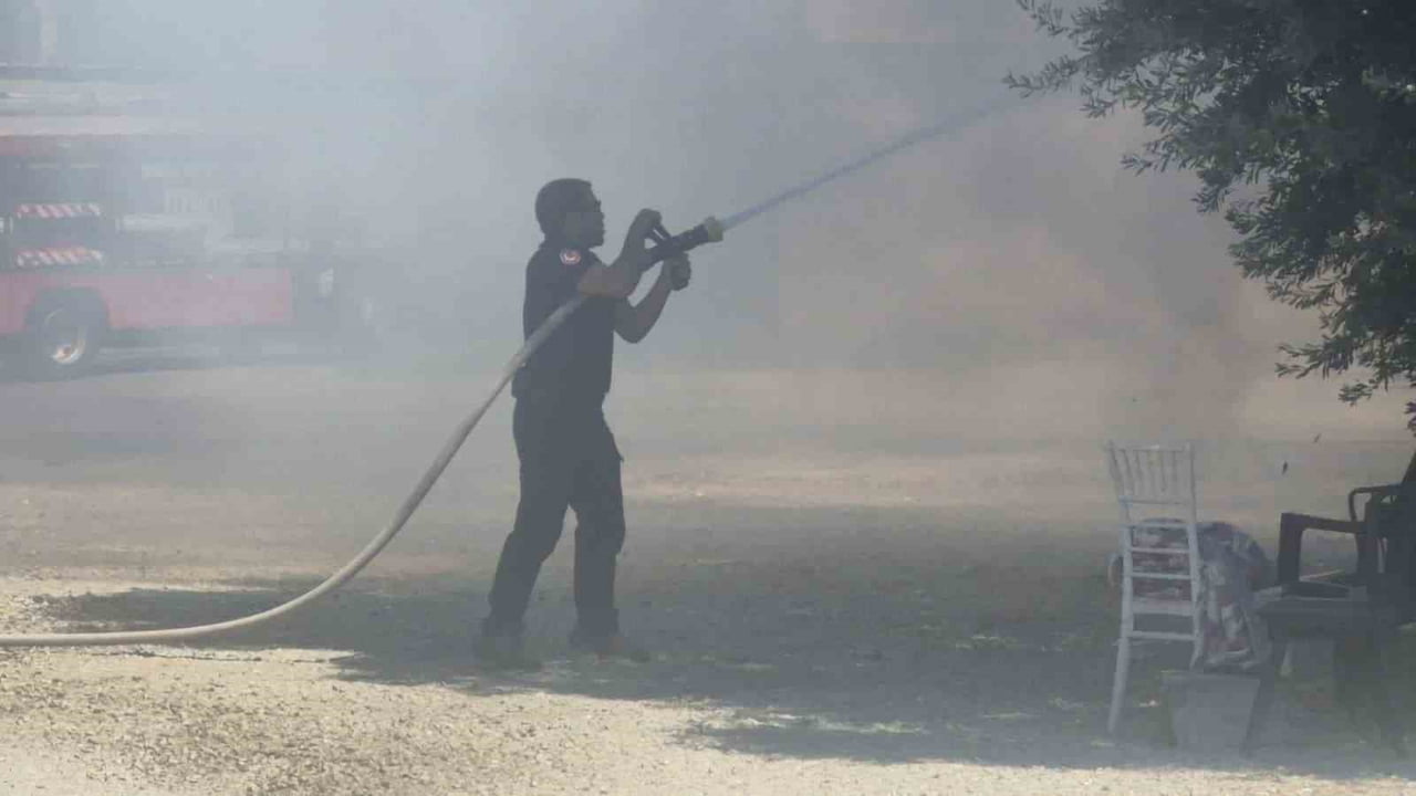 MUĞLA’NIN BODRUM İLÇESİNDE PERSONEL LOJMANINDA ÇIKAN YANGIN, İTFAİYE EKİPLERİNİN MÜDAHALESİYLE...
