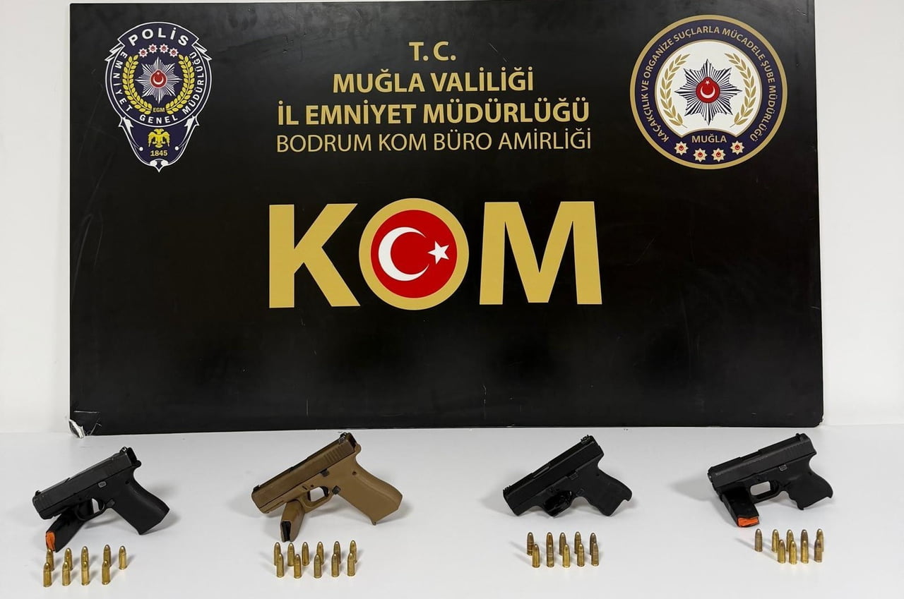 MUĞLA’NIN BODRUM İLÇESİNDE POLİSTEN KAÇAN 4 ŞÜPHELİ, RUHSATSIZ SİLAHLARLA BİRLİKTE KISKIVRAK...