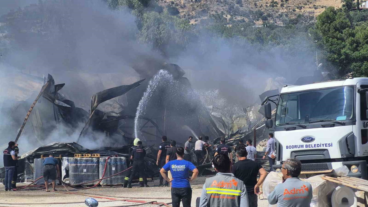 MUĞLA’NIN BODRUM İLÇESİNDE YAPI MARKETİN DEPO KISMINDA ÇIKAN YANGIN EKİPLERİN MÜDAHALESİYLE...