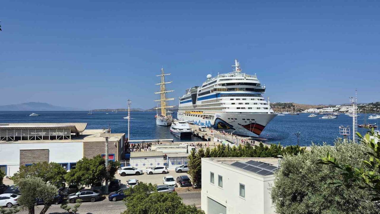 MUĞLA’NIN BODRUM İLÇESİNE GELEN 3 YOLCU GEMİSİ, İLÇEYE TOPLAM 2 BİN 761 YOLCU GETİRDİ.