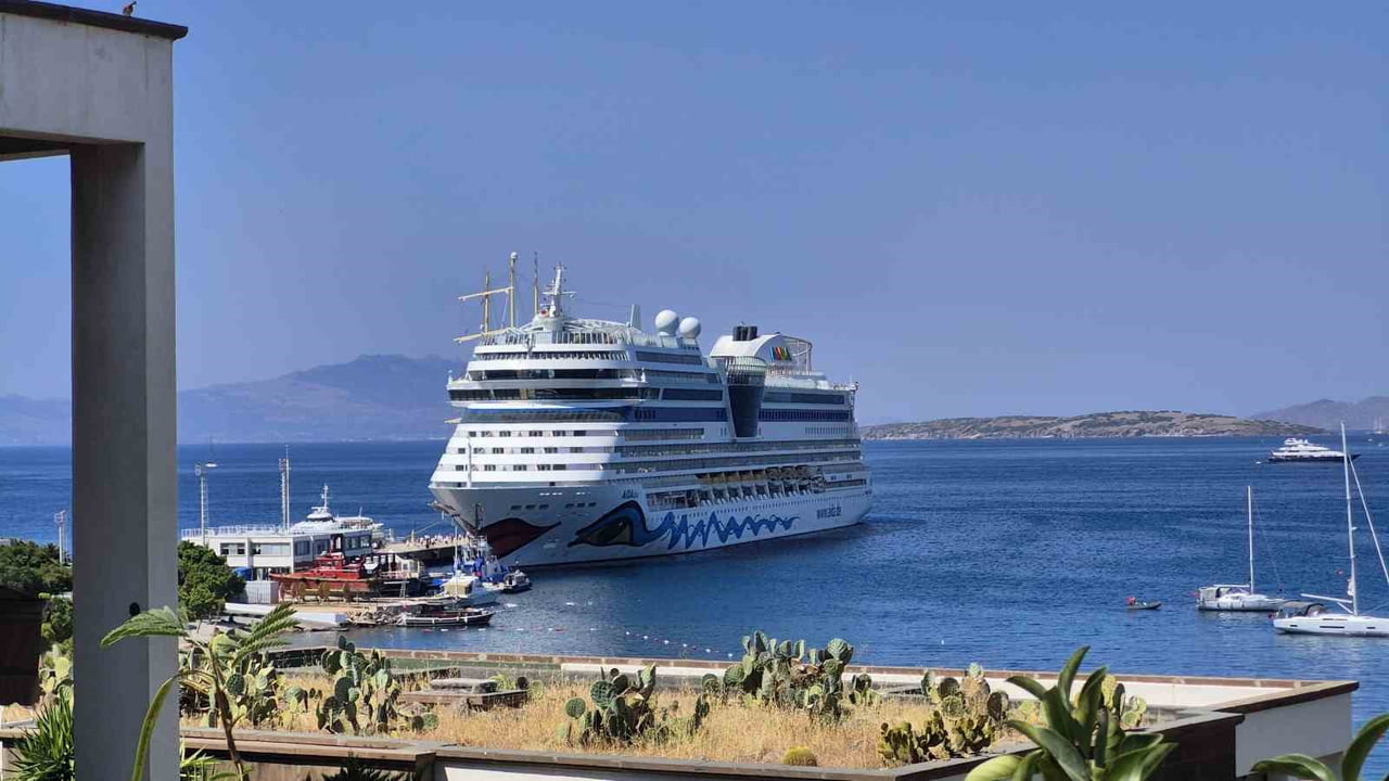 MUĞLA’NIN BODRUM İLÇESİNE GELEN 3 YOLCU GEMİSİ, İLÇEYE TOPLAM 2 BİN 761 YOLCU GETİRDİ.