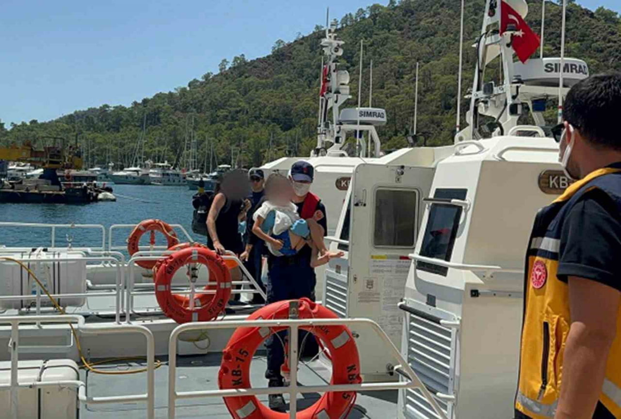 MUĞLA’NIN FETHİYE İLÇESİ AÇIKLARINDA SEYREDEN GEZİ TEKNESİNDE RAHATSIZLANAN ÇOCUK YOLCU SAHİL...