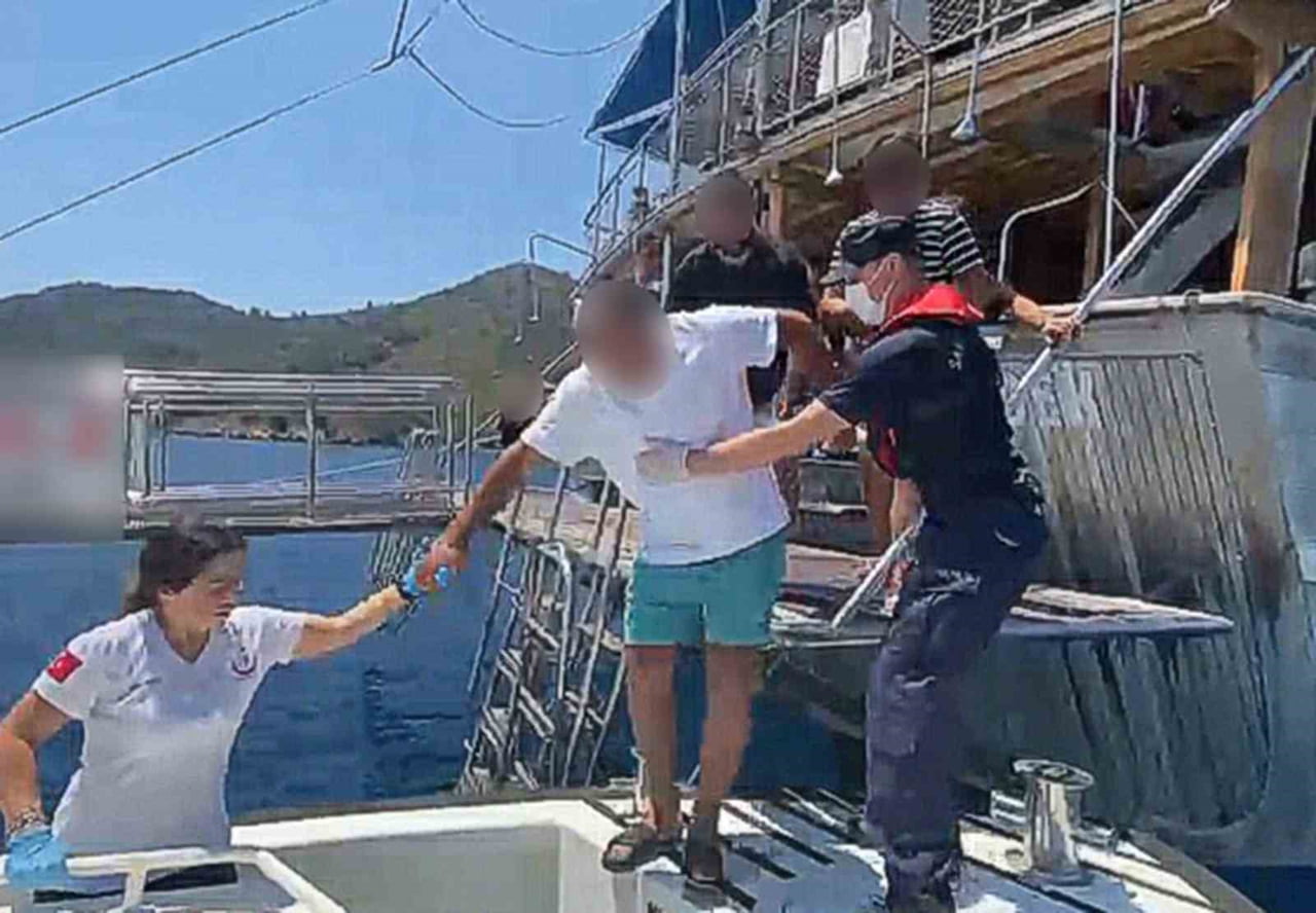 MUĞLA’NIN FETHİYE İLÇESİ AÇIKLARINDA SEYREDEN GEZİ TEKNESİNDE YARALANAN VATANDAŞ SAHİL GÜVENLİK...
