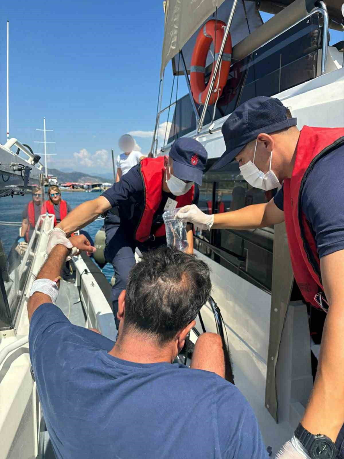 MUĞLA’NIN FETHİYE İLÇESİ AÇIKLARINDA SEYREDEN GEZİ VE ÖZEL TEKNEDE YARALANAN VE RAHATSIZLANAN İKİ...