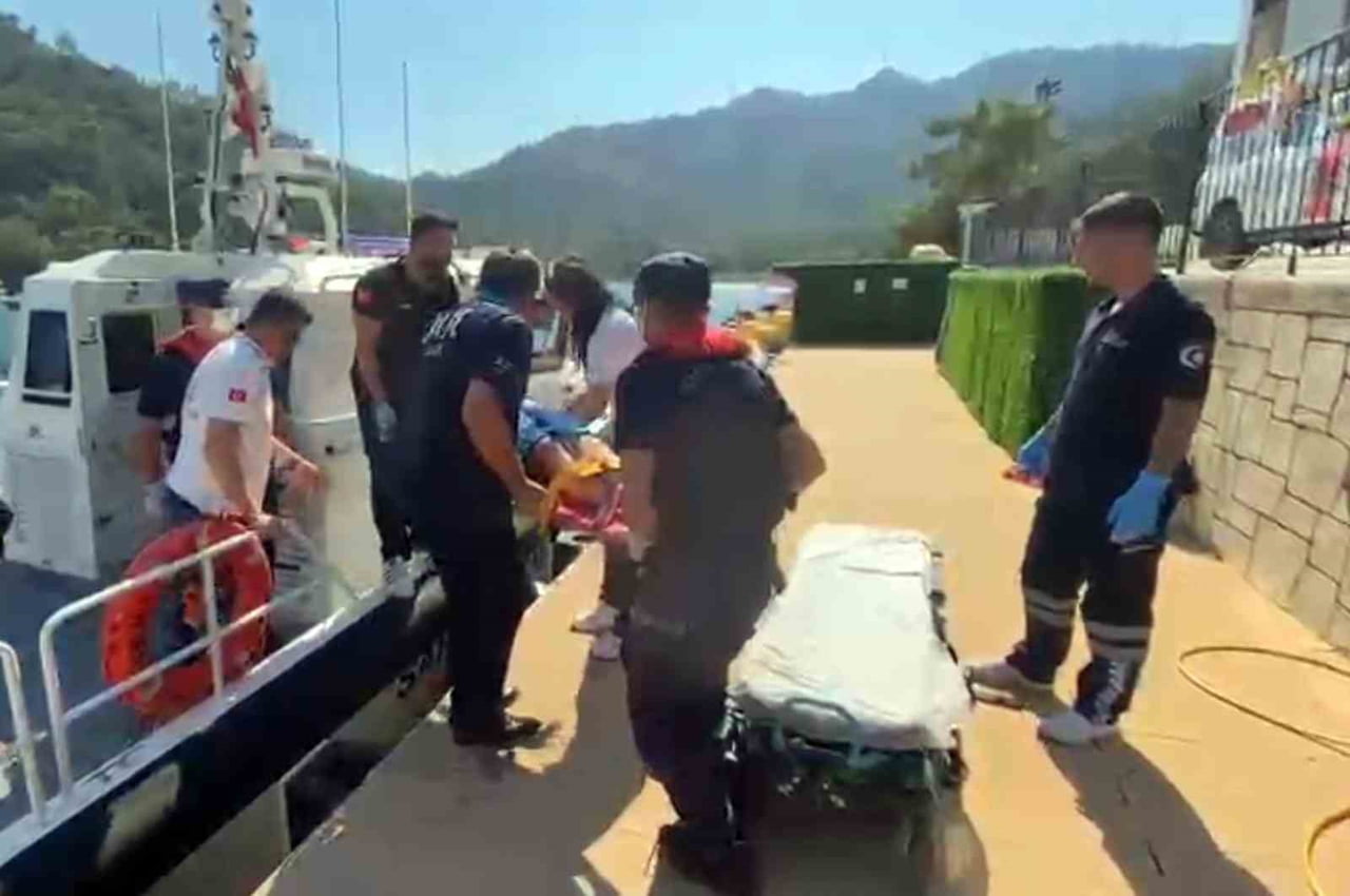 MUĞLA’NIN FETHİYE İLÇESİ AÇIKLARINDA SEYREDEN İKİ GEZİ TEKNESİNDE YARALANAN İKİ VATANDAŞ SAHİL...