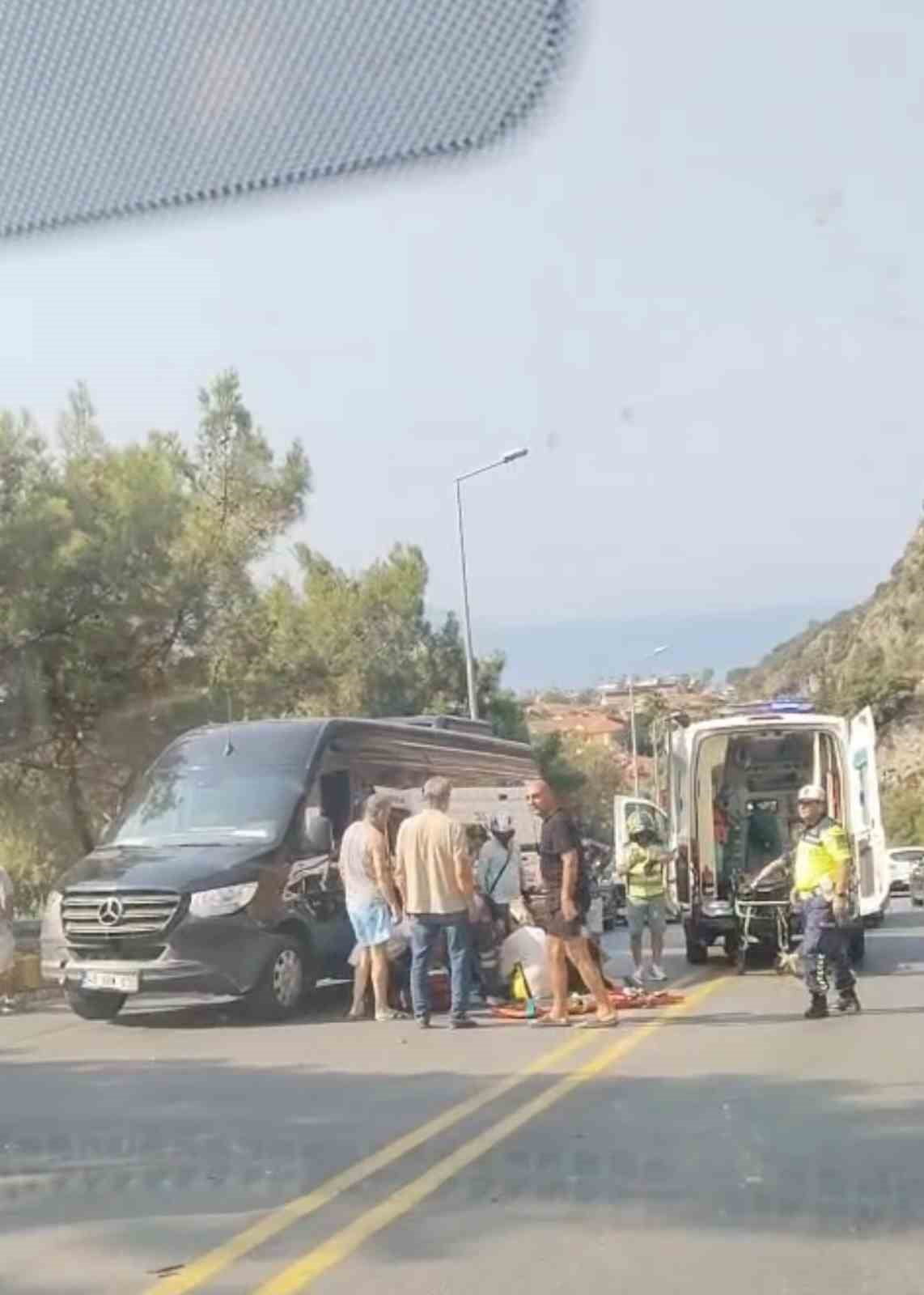 MUĞLA’NIN FETHİYE İLÇESİNDE MEYDANA GELEN ZİNCİRLEME TRAFİK KAZASINDA, AĞABEYİNİN KULLANDIĞI...