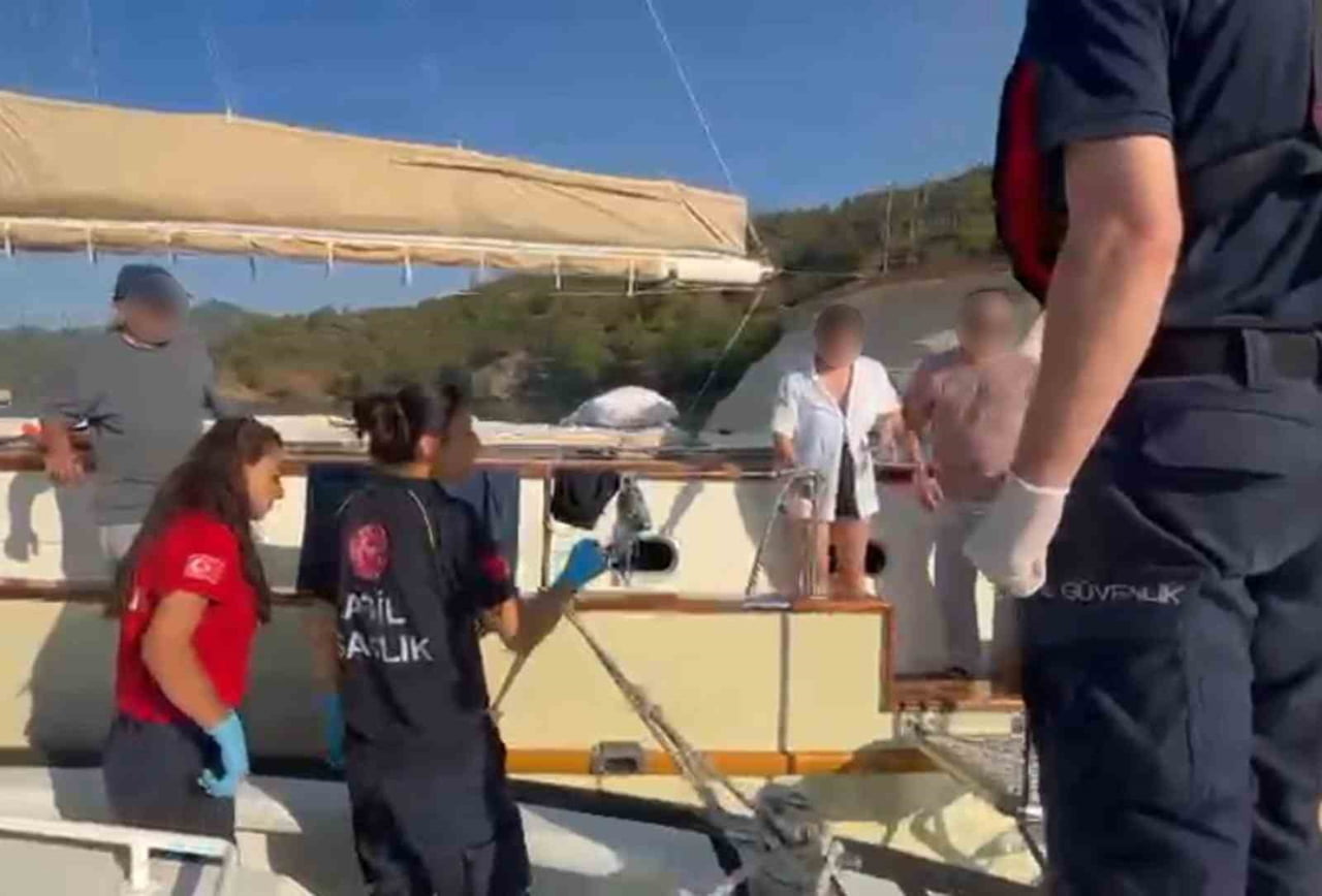 MUĞLA’NIN FETHİYE VE DALAMAN İLÇESİ AÇIKLARINDA SEYREDEN ÖZEL TEKNELERDE RAHATSIZLANAN İKİ...