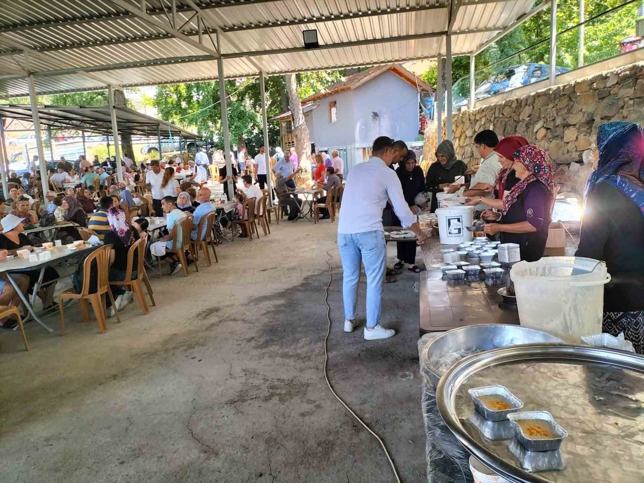 MUĞLA’NIN KÖYCEĞİZ İLÇESİ YAYLA MAHALLESİ’NDE, MUHARREM AYI DOLAYISIYLA VATANDAŞLARA AŞURE, KEŞKEK...