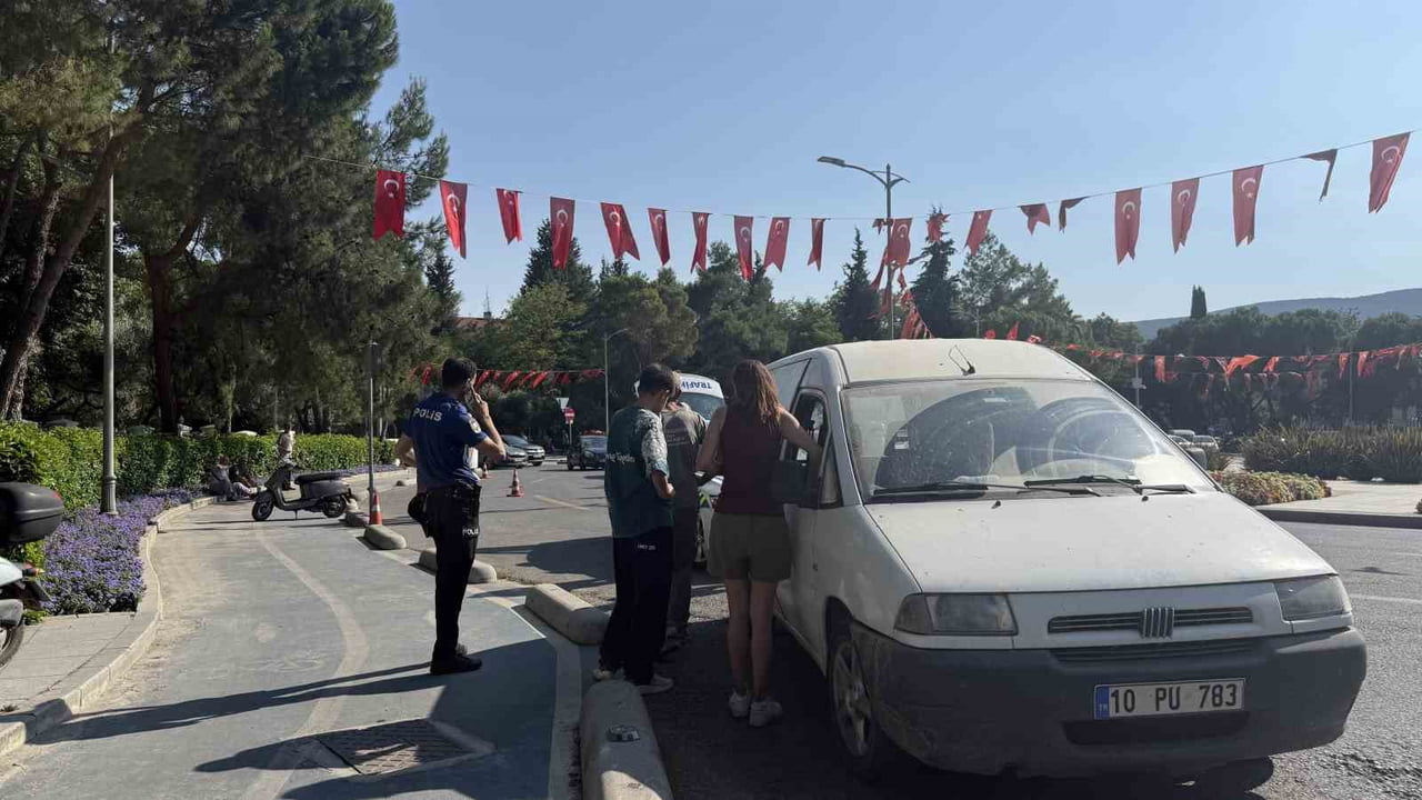 MUĞLA’NIN MENTEŞE İLÇESİNDE OTOMOBİL İLE MOTOSİKLETİN ÇARPIŞMASI SONUCU MEYDANA GELEN TRAFİK...