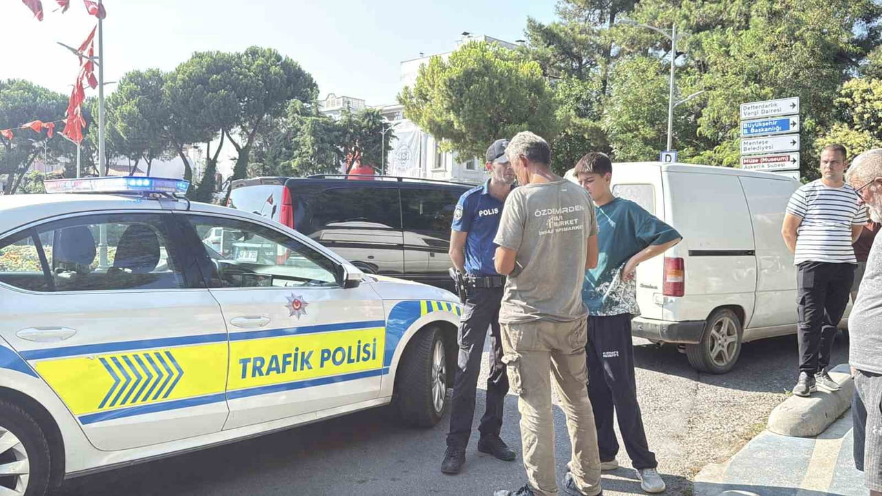 MUĞLA’NIN MENTEŞE İLÇESİNDE OTOMOBİL İLE MOTOSİKLETİN ÇARPIŞMASI SONUCU MEYDANA GELEN TRAFİK...