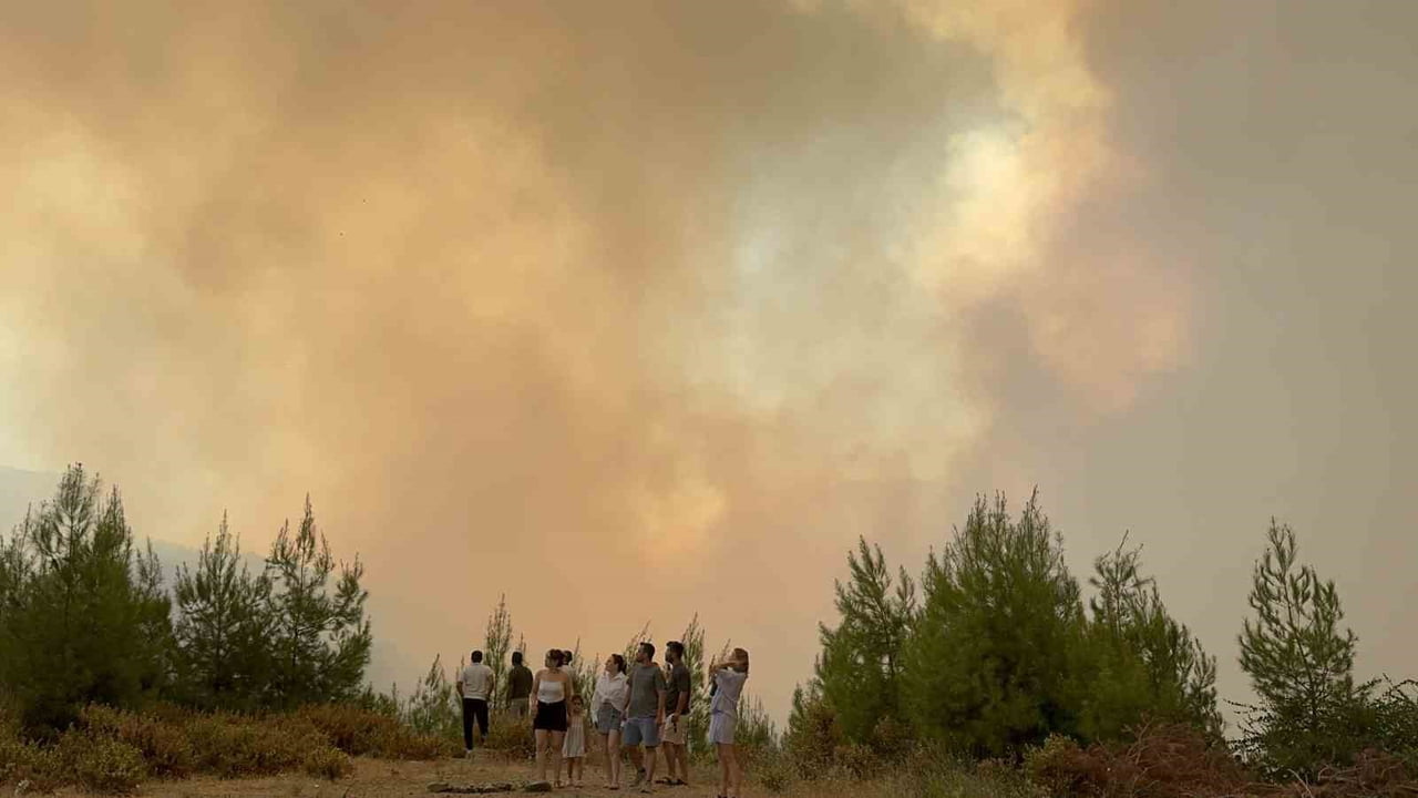 MUĞLA’NIN SEYDİKEMER İLÇESİNDE ÇIKAN ORMAN YANGINI SÖNDÜRME ÇALIŞMALARI HAVADAN VE KARADAN DEVAM...