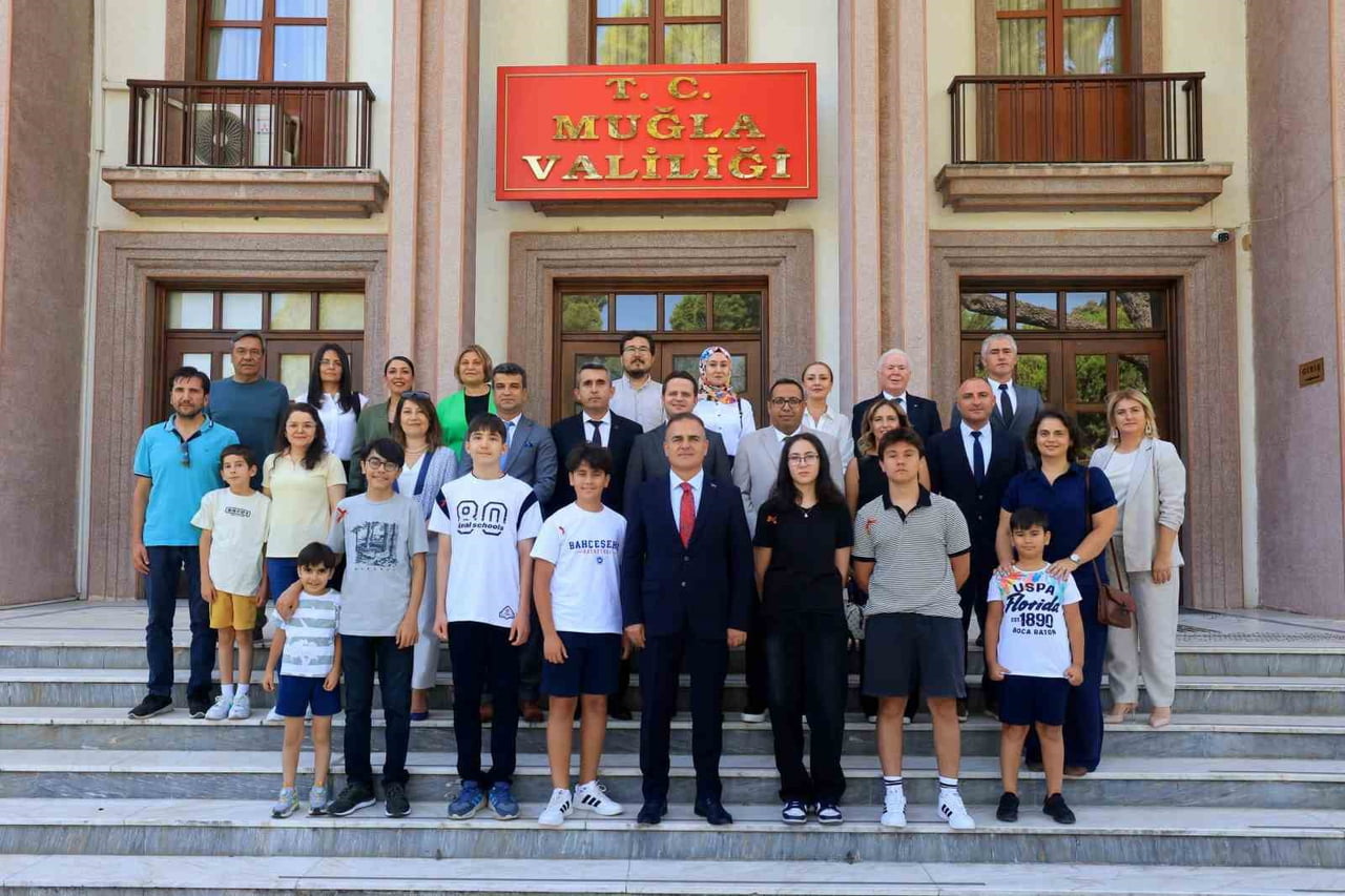 MUĞLA VALİSİ DR. İDRİS AKBIYIK, LGS ŞAMPİYONLARINI ALTINLA ÖDÜLLENDİRDİ