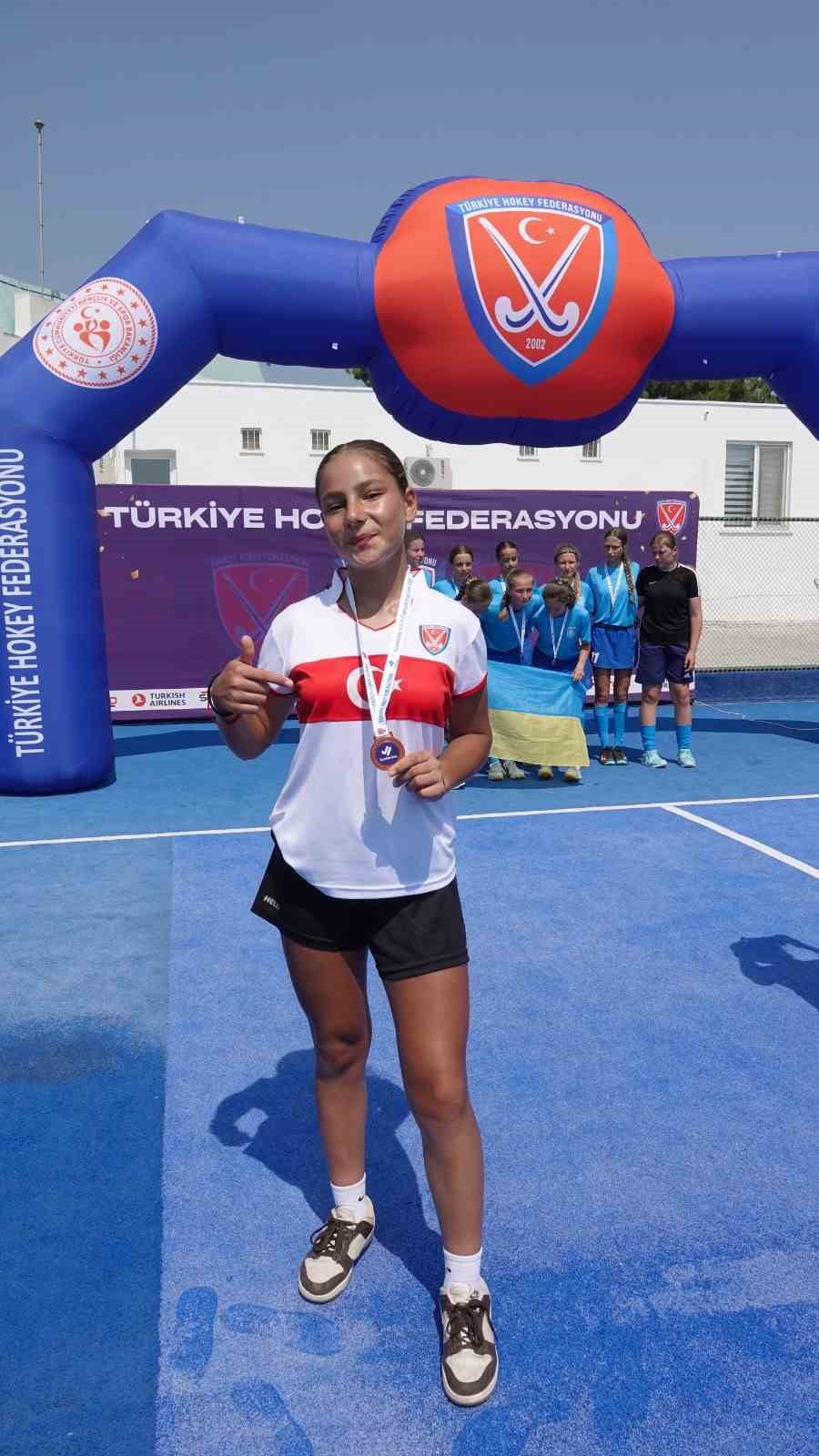 MUĞLALI SPORCU TUANNA SEL'İN DE FORMASINI GİYDİĞİ 16 YAŞ ALTI KIZLAR HOKEY MİLLİ TAKIMI, ALANYA'DA...