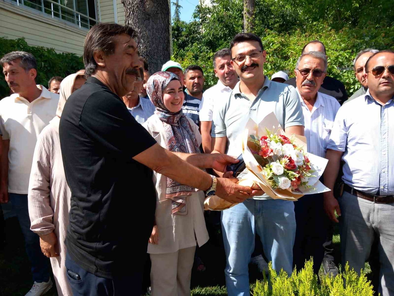MUHTARLAR, VEDA TÖRENİNDE EMİRDAĞ KAYMAKAMI YASİN AKGÜL’E ÇİÇEK BUKETİ TAKDİM ETTİLER