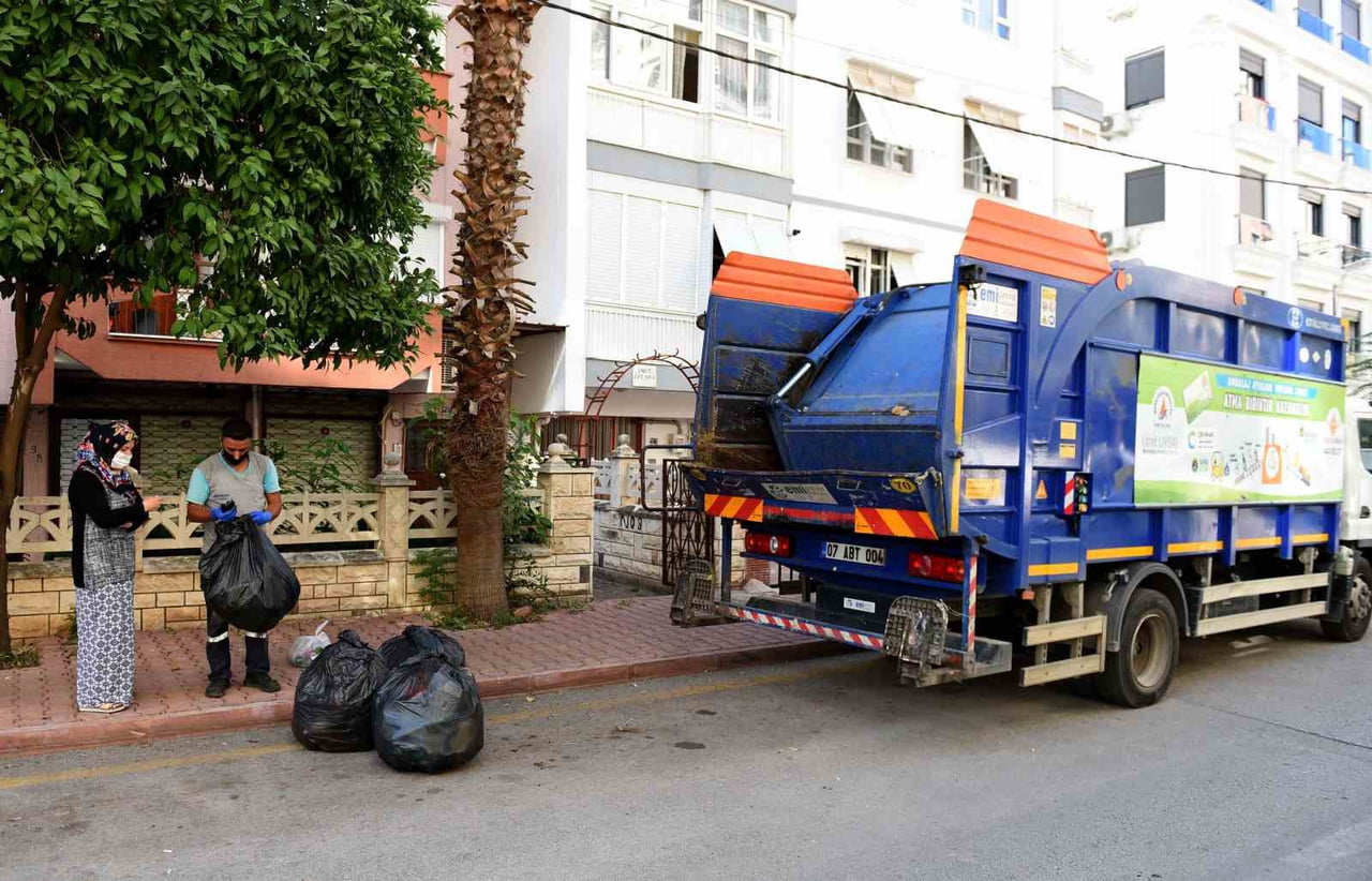MURATPAŞA BELEDİYESİ’NİN KAYNAĞINDA AYRIŞTIRILAN GERİ DÖNÜŞTÜRÜLEBİLİR ATIKLARI EKONOMİK DEĞERE...
