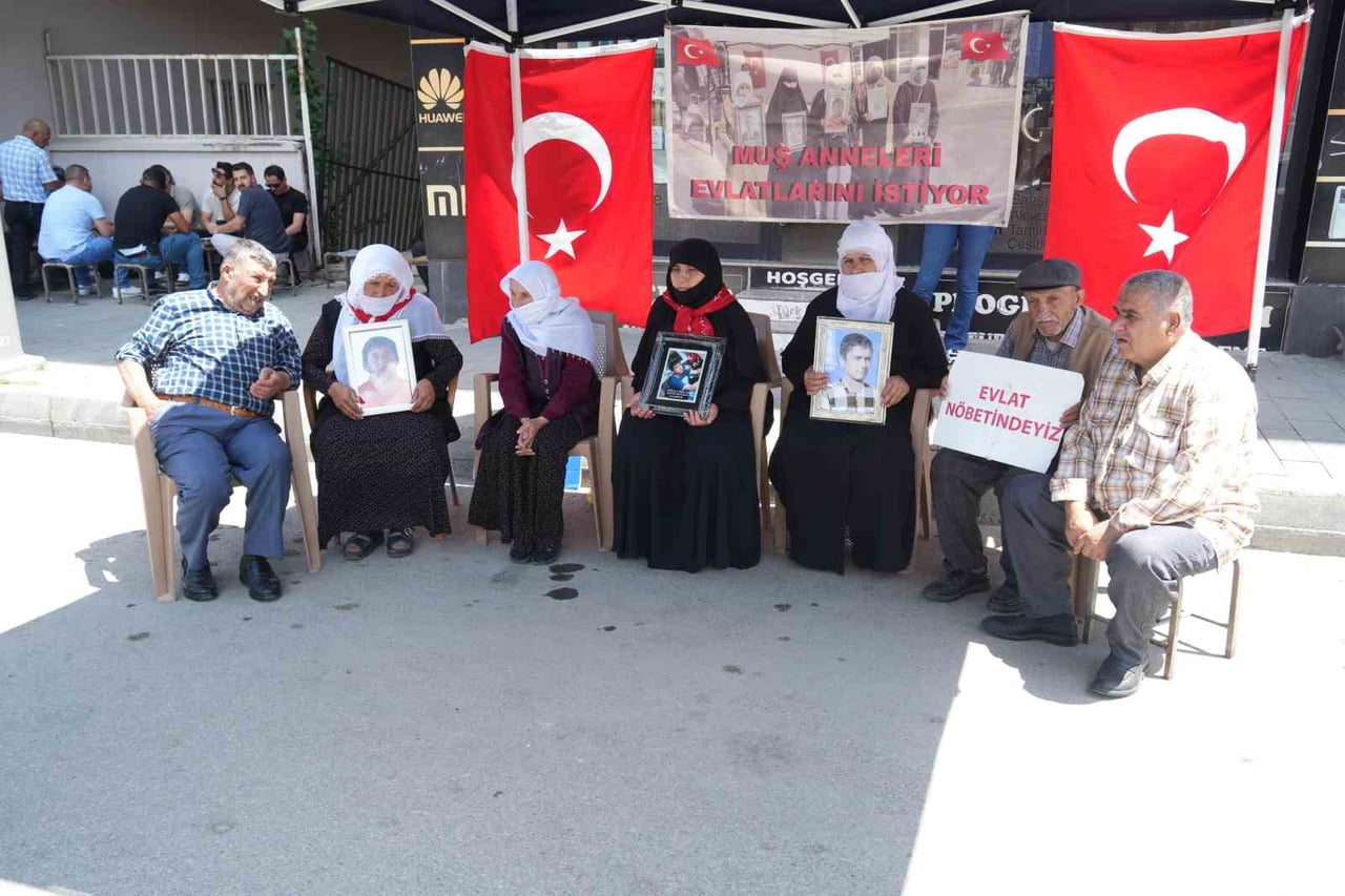 MUŞ'TA ÇOCUKLARININ TERÖR ÖRGÜTÜ PKK TARAFINDAN DAĞA GÖTÜRÜLDÜĞÜNÜ ÖNE SÜREN AİLELER, DEM PARTİ İL...