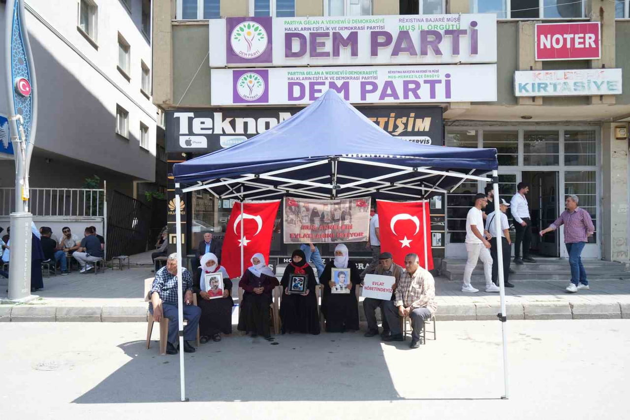 MUŞ'TA ÇOCUKLARININ TERÖR ÖRGÜTÜ PKK TARAFINDAN DAĞA GÖTÜRÜLDÜĞÜNÜ ÖNE SÜREN AİLELER, DEM PARTİ İL...