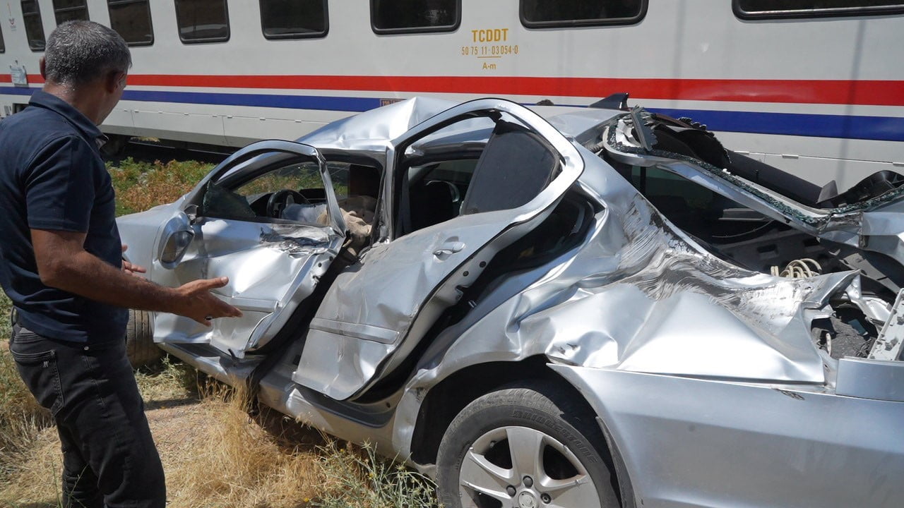 MUŞ'TA HEMZEMİN GEÇİTTE TRENİN OTOMOBİLE ÇARPMASI SONUCU MEYDANA GELEN KAZADA 3 KİŞİ YARALANDI....