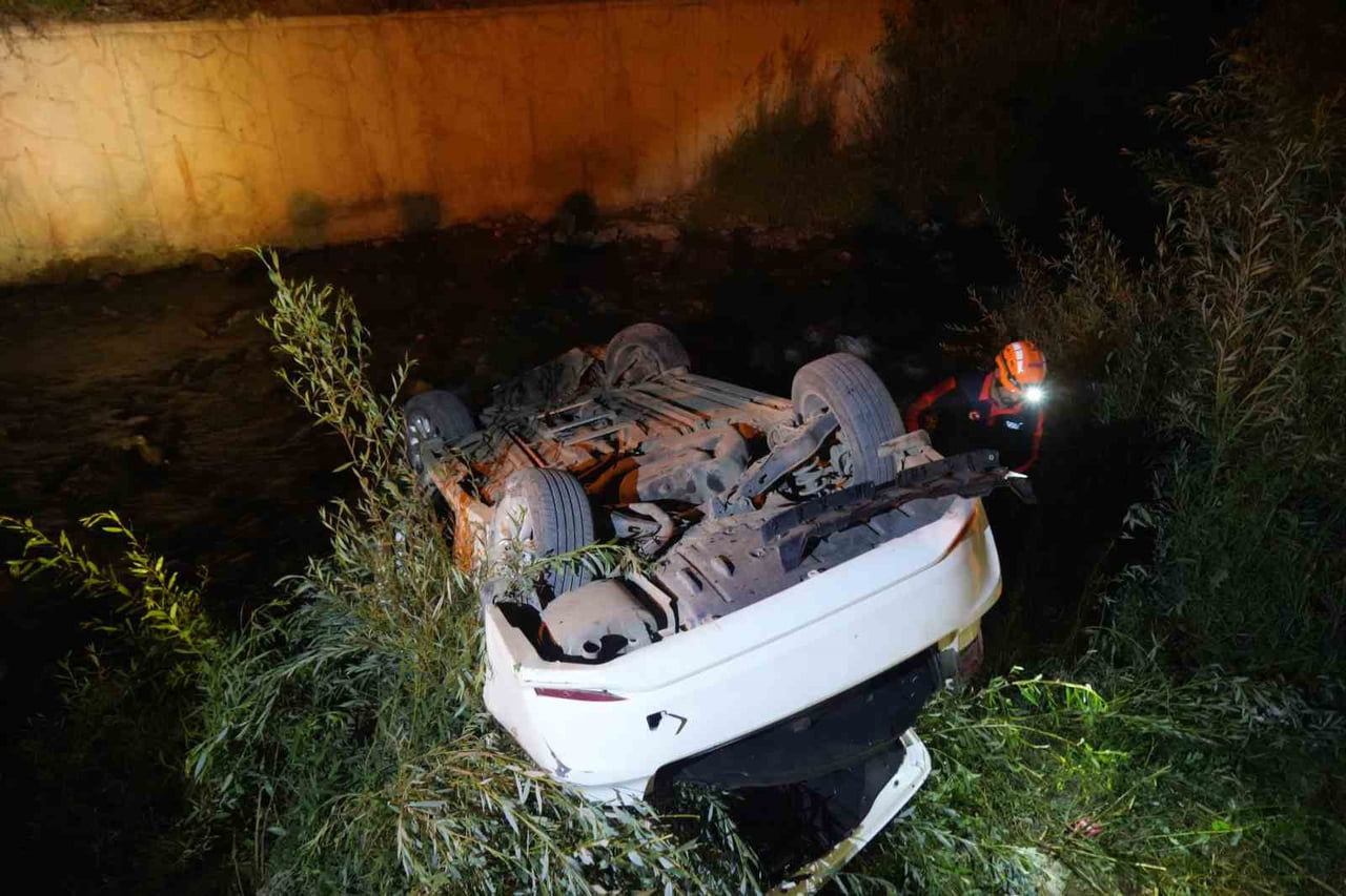MUŞ'TA KONTROLDEN ÇIKARAK ÇARÇAYI ÜZERİNDEKİ KÖPRÜDEN DERE YATAĞINA UÇAN OTOMOBİLDE BULUNAN 2 KİŞİ...