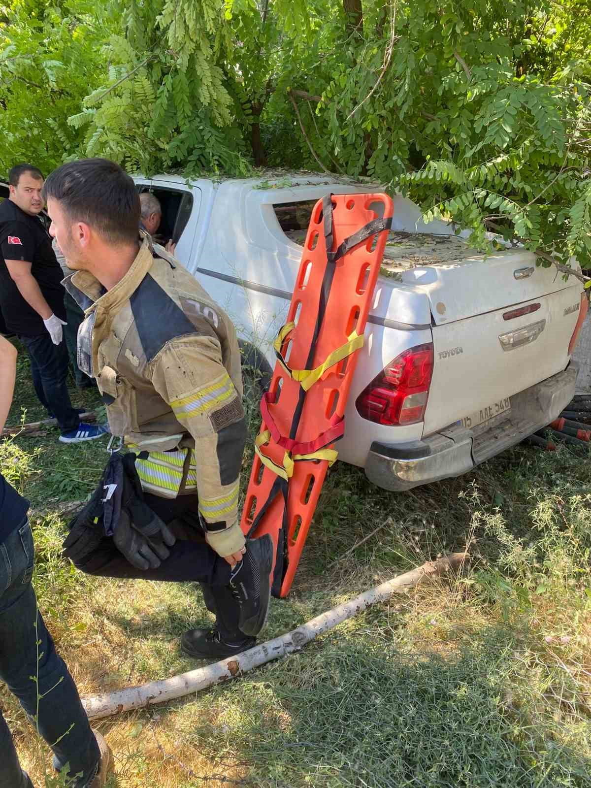 MUŞ'TA KONTROLDEN ÇIKARAK ŞARAMPOLE DEVRİLEN KAMYONETTE SIKIŞAN 2 KİŞİ, İTFAİYE EKİPLERİNİN...