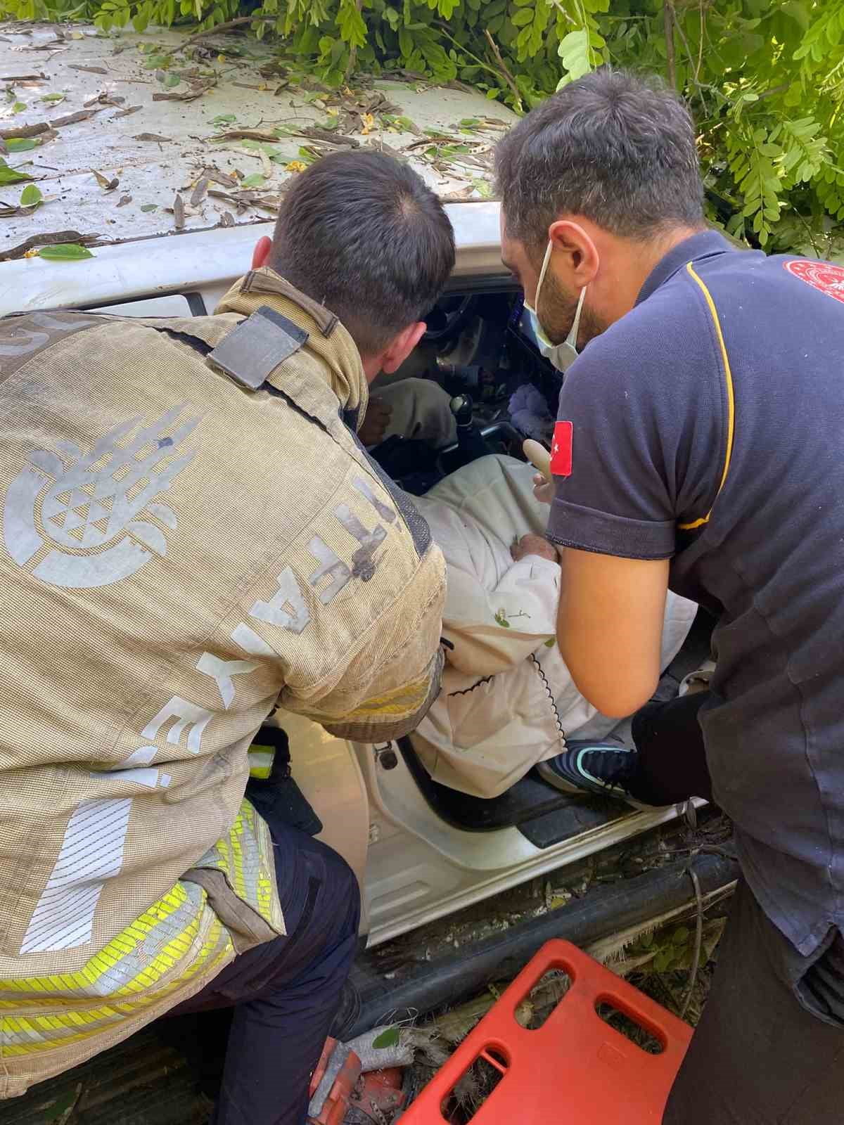 MUŞ'TA KONTROLDEN ÇIKARAK ŞARAMPOLE DEVRİLEN KAMYONETTE SIKIŞAN 2 KİŞİ, İTFAİYE EKİPLERİNİN...