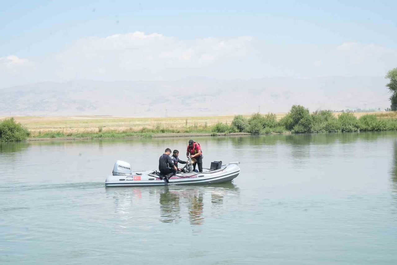 MUŞ'TA MURAT NEHRİ'NE DÜŞEREK AKINTIYA KAPILAN 10 YAŞINDAKİ BERAT KARAKAYA'NIN BULUNMASI İÇİN...