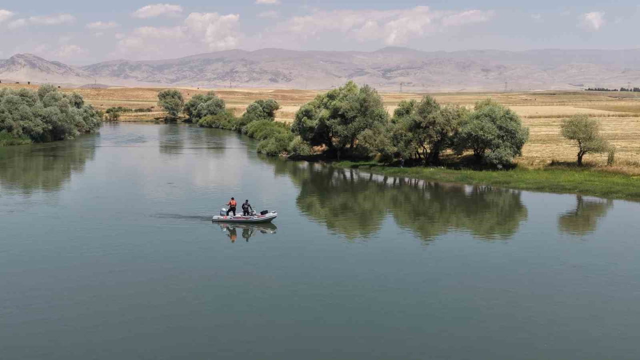 MUŞ'TA MURAT NEHRİ'NE DÜŞEREK KAYBOLAN 10 YAŞINDAKİ BERAT KARAKAYA'NIN BULUNMASI İÇİN YAKLAŞIK 120...