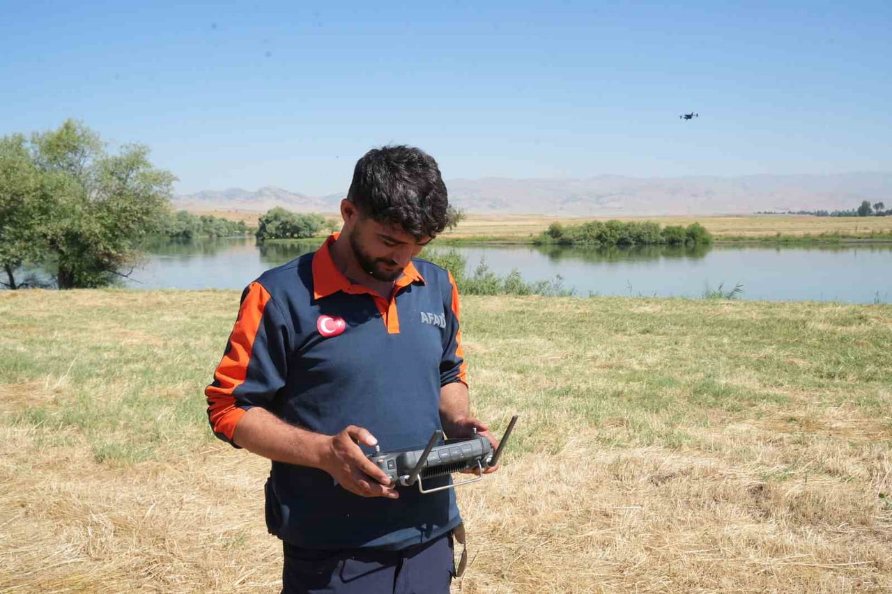 MUŞ'TA MURAT NEHRİ'NE DÜŞEREK KAYBOLAN 10 YAŞINDAKİ BERAT KARAKAYA'NIN BULUNMASINA YÖNELİK 116...