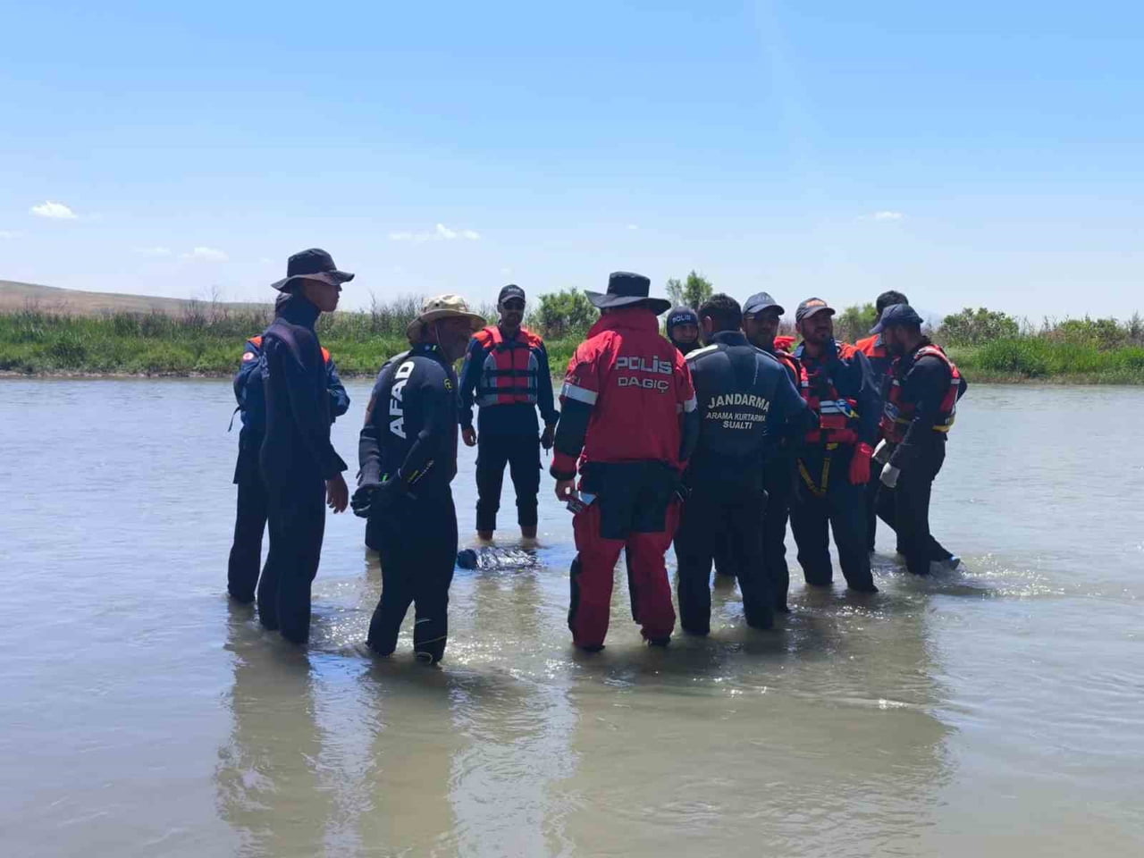MUŞ'UN BULANIK İLÇESİNDE KOCASU ÇAYI'NA DÜŞEREK KAYBOLAN 6 YAŞINDAKİ HİLVAN CAN'IN CANSIZ BEDENİ...