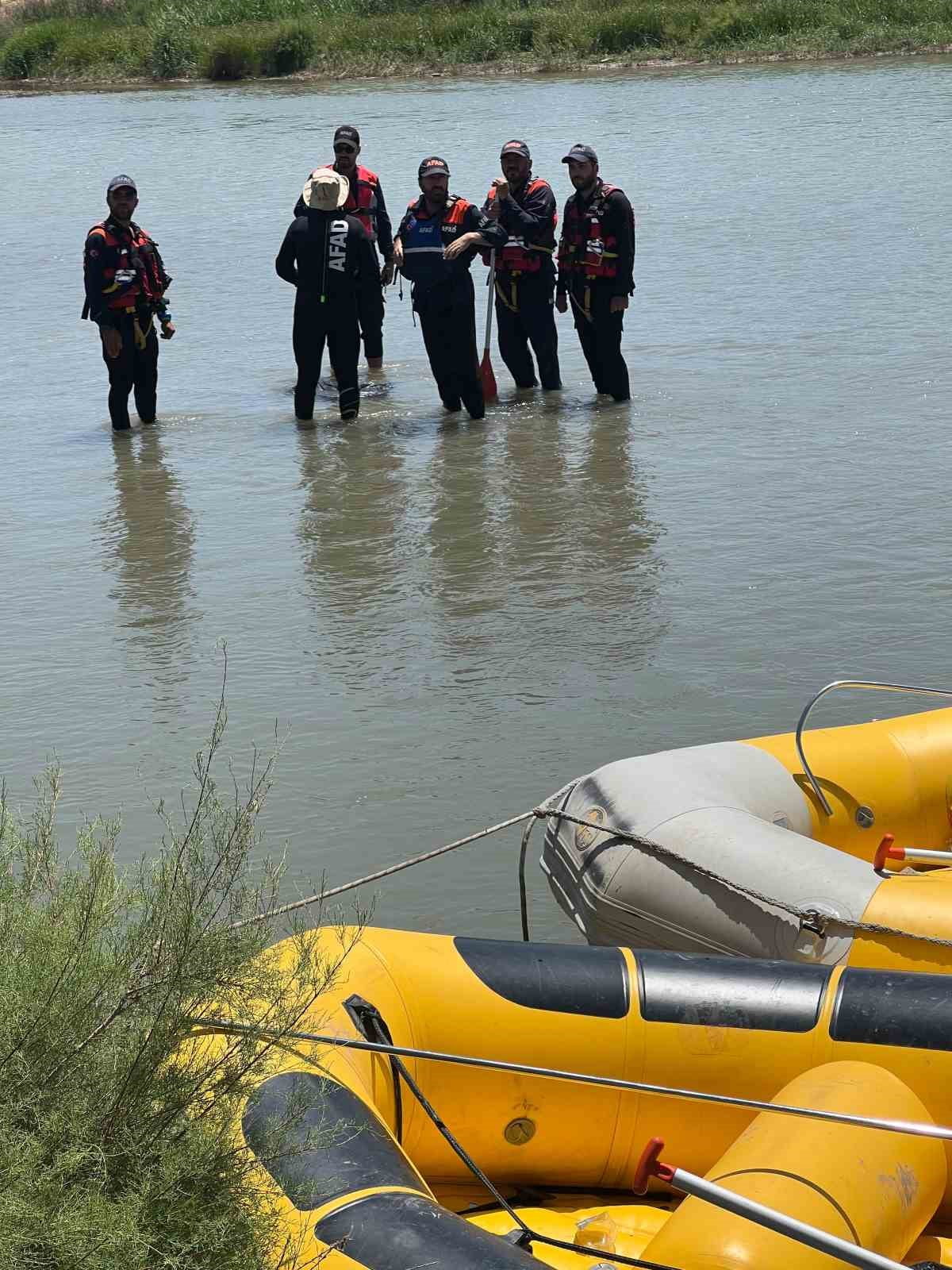 MUŞ'UN BULANIK İLÇESİNDE KOCASU ÇAYI'NA DÜŞEREK KAYBOLAN 6 YAŞINDAKİ HİLVAN CAN'IN CANSIZ BEDENİ...
