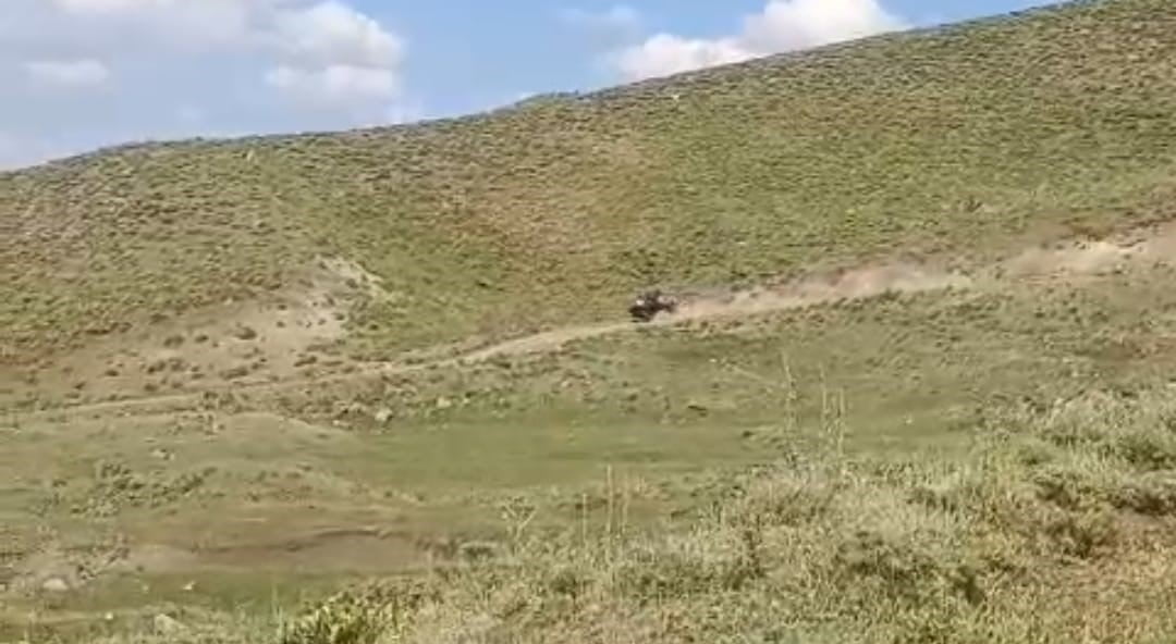 MUŞ'UN BULANIK İLÇESİNDE KONTROLDEN ÇIKAN TRAKTÖRÜN TAKLA ATMASI SONUCU 2 KİŞİ YARALANDI.