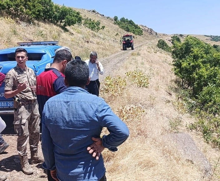 MUŞ'UN BULANIK İLÇESİNDE PİKNİĞE GİDEN AİLEYİ TAŞIYAN TRAKTÖRÜN ARKASINDAKİ RÖMORKUN UÇURUMA...