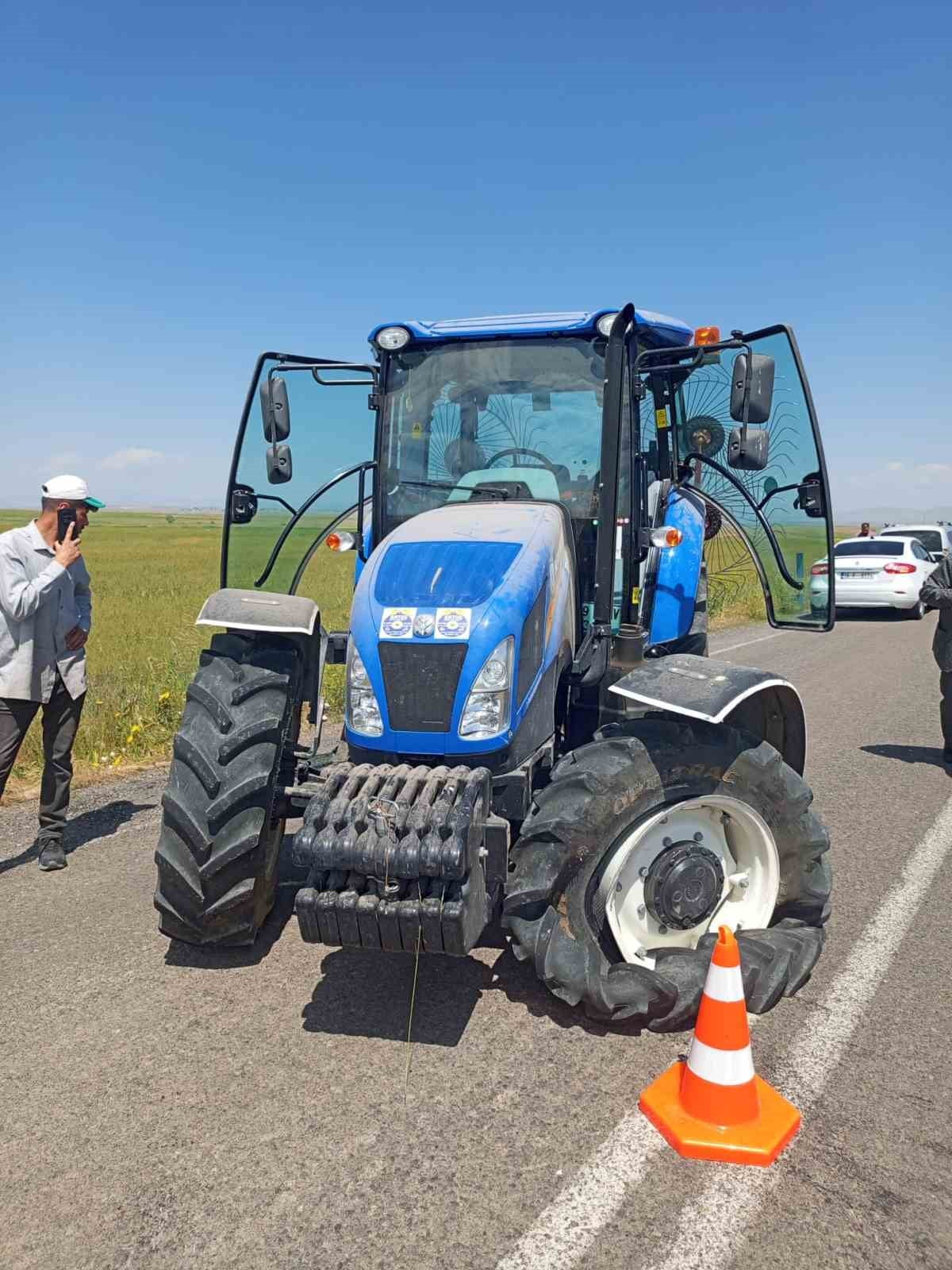 MUŞ'UN MALAZGİRT İLÇESİNDE KAMYONETLE TRAKTÖRÜN ÇARPIŞMASI SONUCU 2 KİŞİ YARALANDI.