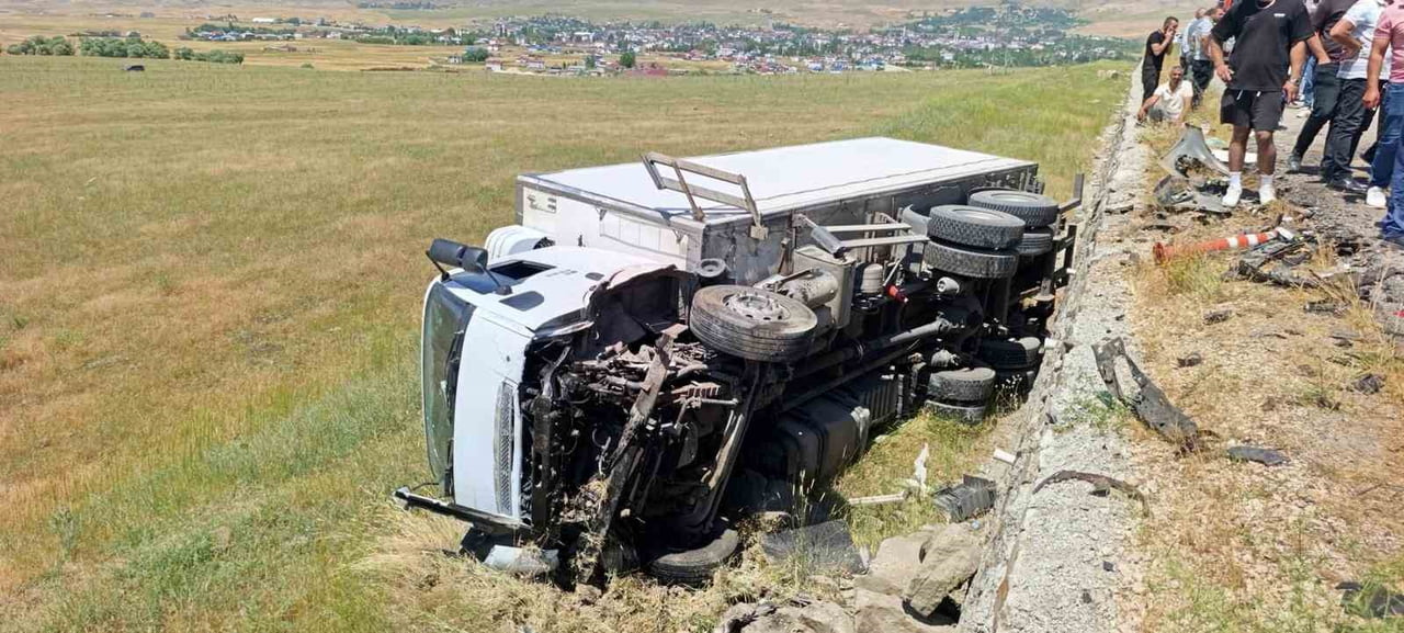 MUŞ'UN VARTO İLÇESİNDE KAMYONLA OTOMOBİLİN ÇARPIŞMASI SONUCU 2 KİŞİ YAŞAMINI YİTİRİRKEN, 1 KİŞİ...