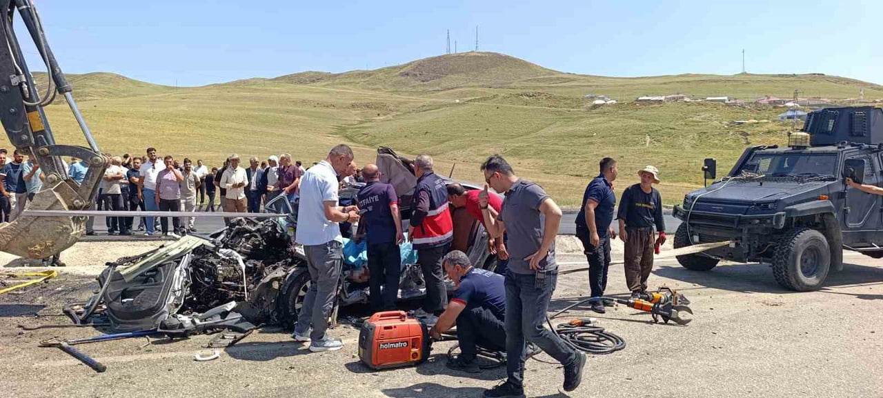 MUŞ'UN VARTO İLÇESİNDE KAMYONLA OTOMOBİLİN ÇARPIŞMASI SONUCU 2 KİŞİ YAŞAMINI YİTİRİRKEN, 1 KİŞİ...