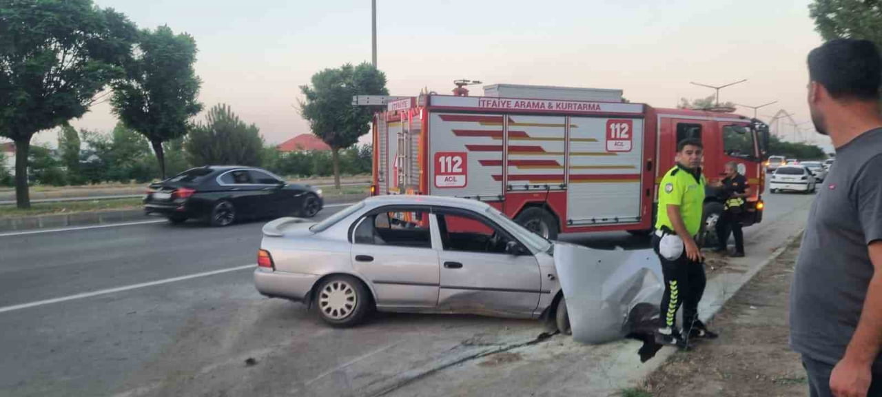 MUŞ-BİTLİS KARAYOLU'NDA KAZA: 3 KİŞİ YARALANDI