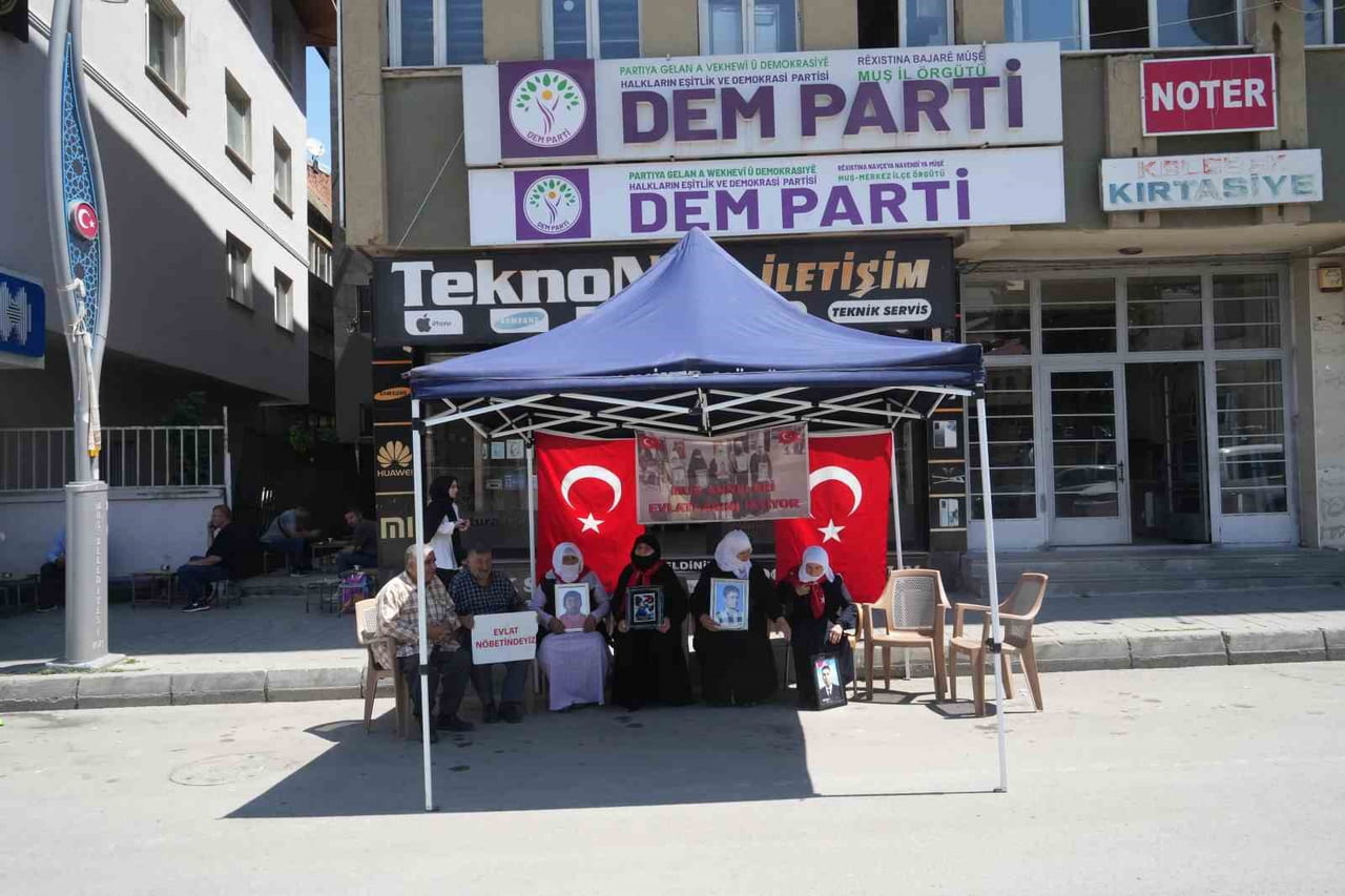 MUŞ’TA ÇOCUKLARININ TERÖR ÖRGÜTÜ PKK TARAFINDAN DAĞA GÖTÜRÜLDÜĞÜNÜ ÖNE SÜREN AİLELER, BU HAFTA DA...