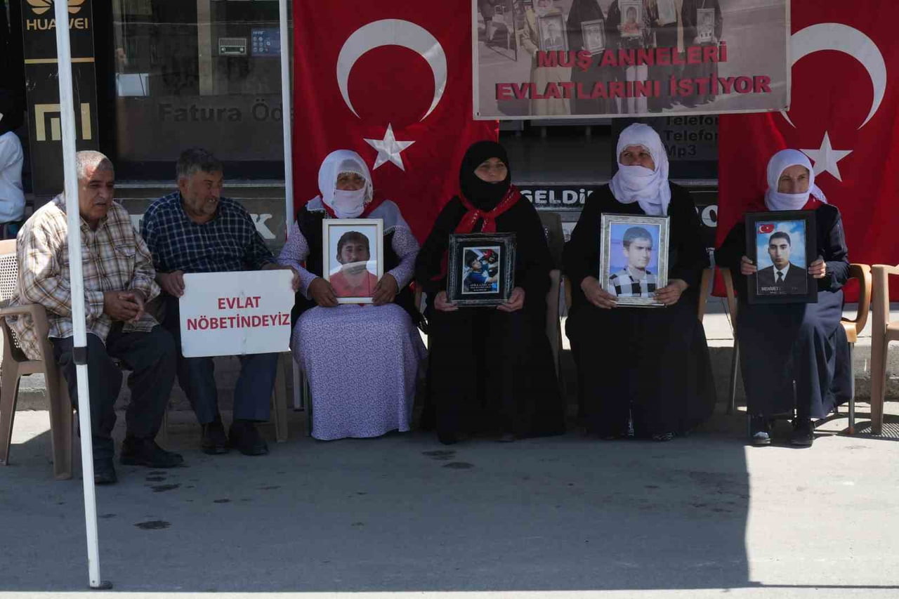 MUŞ’TA ÇOCUKLARININ TERÖR ÖRGÜTÜ PKK TARAFINDAN DAĞA GÖTÜRÜLDÜĞÜNÜ ÖNE SÜREN AİLELER, BU HAFTA DA...