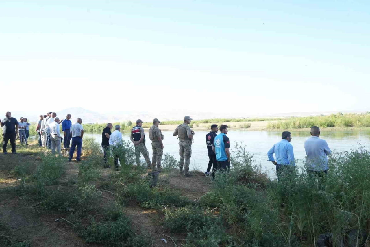 MUŞ’TA MURAT NEHRİ'NE DÜŞEREK AKINTIYA KAPILAN 10 YAŞINDAKİ BERAT KARAKAYA'YI BULMAK İÇİN AFAD...