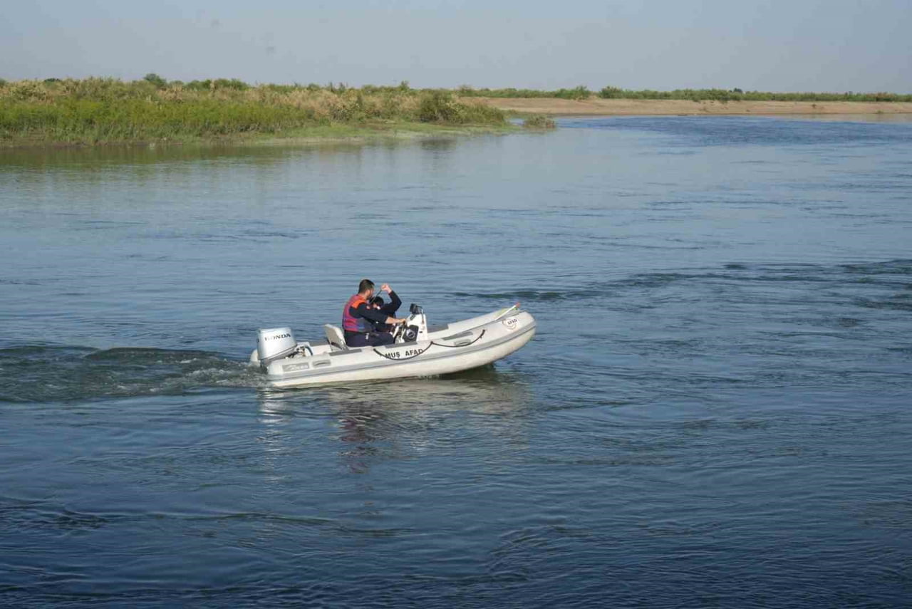 MUŞ’TA MURAT NEHRİ'NE DÜŞEREK AKINTIYA KAPILAN 10 YAŞINDAKİ BERAT KARAKAYA'YI BULMAK İÇİN AFAD...