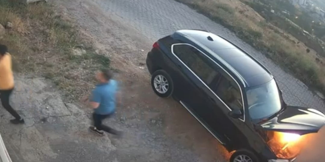 MUŞ’TA SEYİR HALİNDEYKEN ALEV ALAN LÜKS ARAÇTA MEYDANA GELEN PATLAMA GÜVENLİK KAMERASINA YANSIDI....