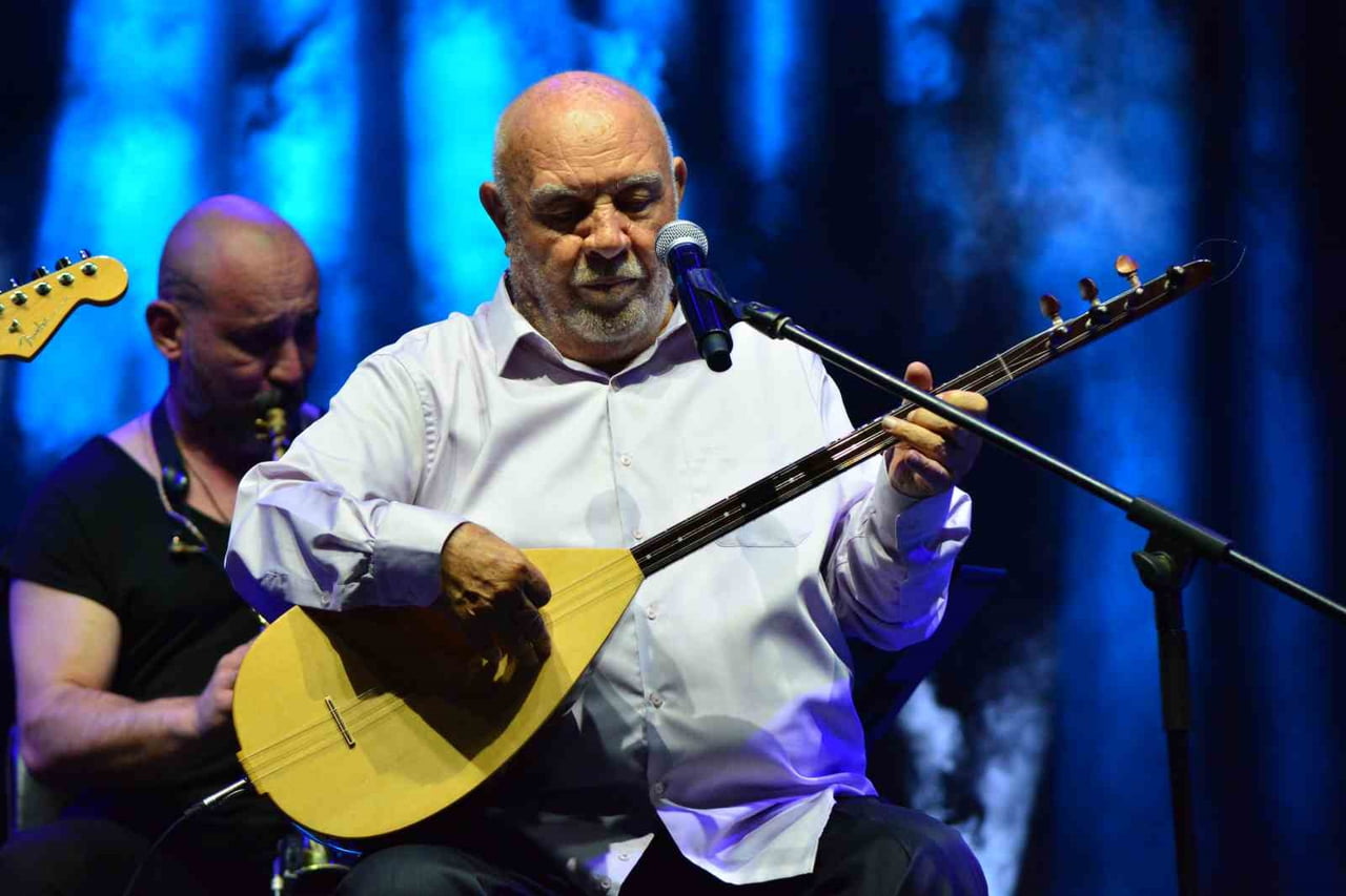 MUSA EROĞLU, TÜRKÜLERİNİ ALANI DOLDURAN BİNLERCE KİŞİ İÇİN SÖYLEDİ.