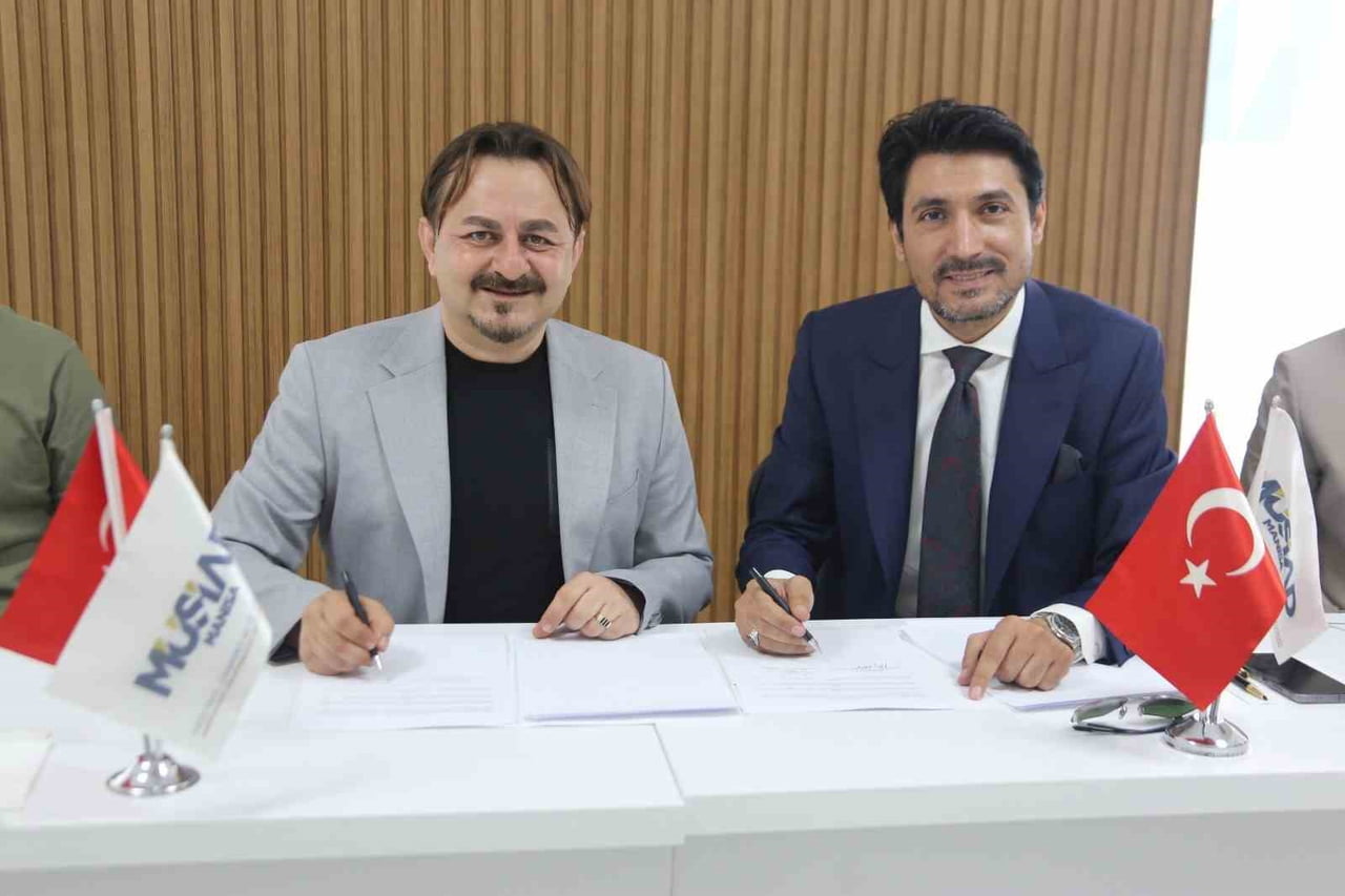MÜSİAD MANİSA ŞUBESİ'NDE DÜZENLENEN İMZA TÖRENİNE MCBÜSEM MÜDÜRÜ DR. ÖĞR. ÜYESİ CENK YOLDAŞ...