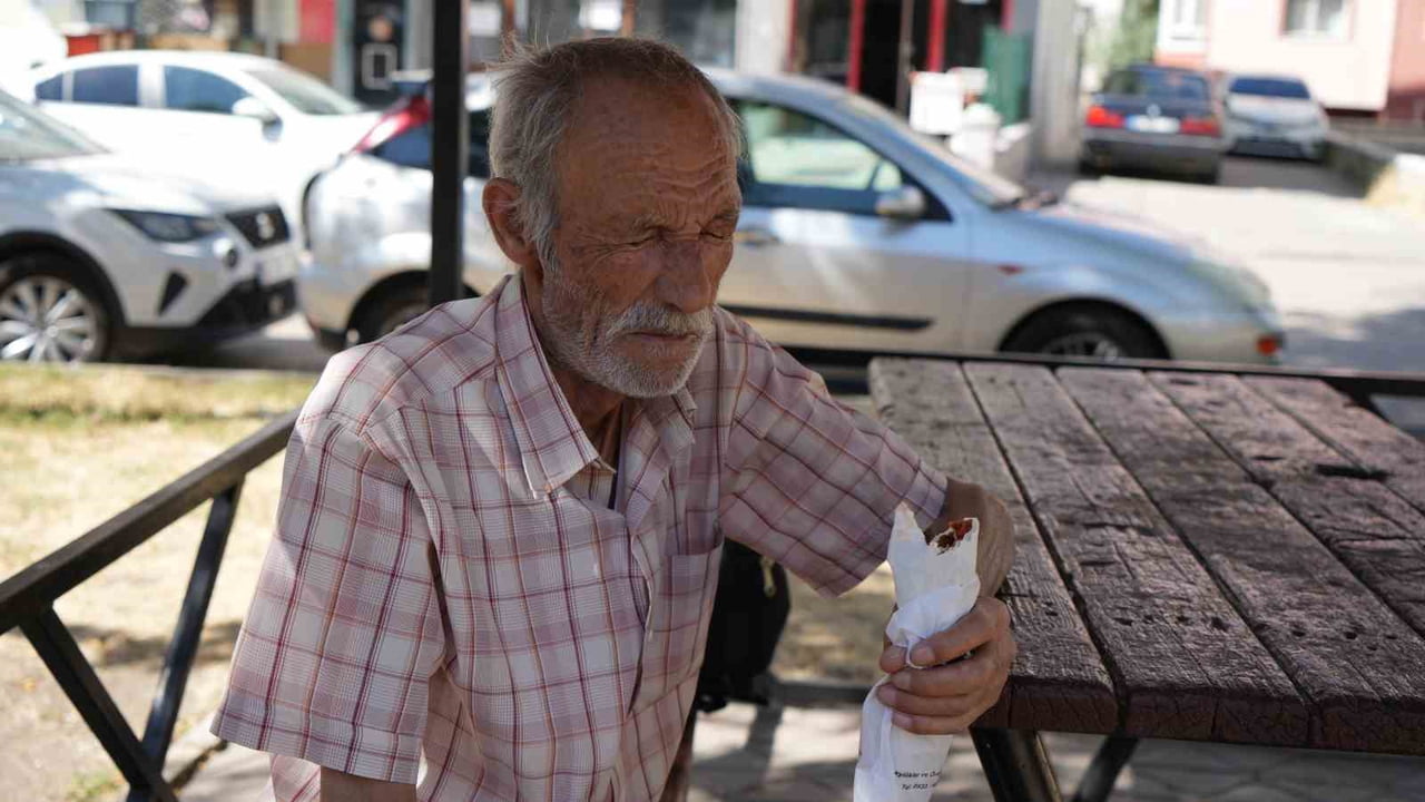 MUSTAFA AKBIYIK ÇİĞKÖFTEYİ YİYEMEDİĞİ AN