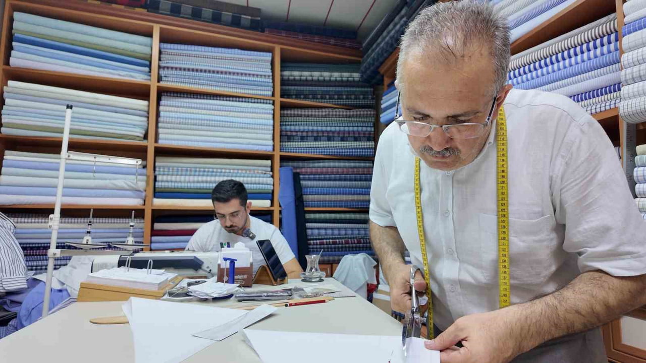 MUSTAFA GÜCÜMAN, BABASINDAN ÖĞRENDİĞİ GÖMLEKÇİLİĞİ OĞLU SADRETTİN GÜCÜMAN İLE BİRLİKTE...