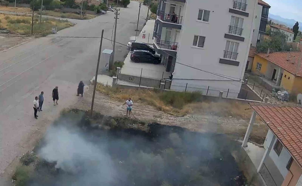 MÜSTAKİL EVİN YANMASINA RAMAK KALA ALEVLER VATANDAŞIN BAHÇE HORTUMU İLE MÜDAHALESİYLE...